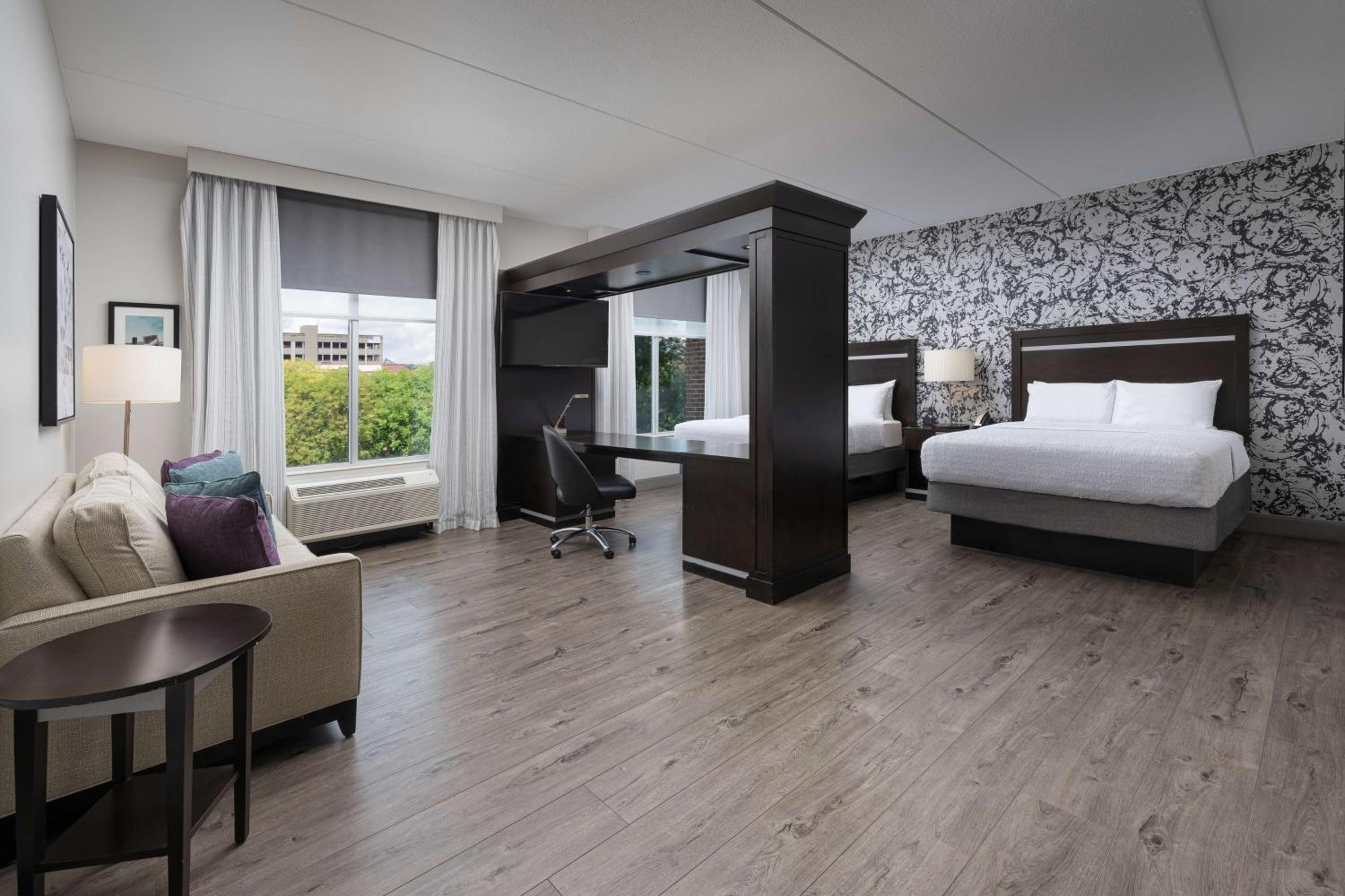 Queen Studio Suite with Two Queen Beds - Non-Smoking - Photo 4
