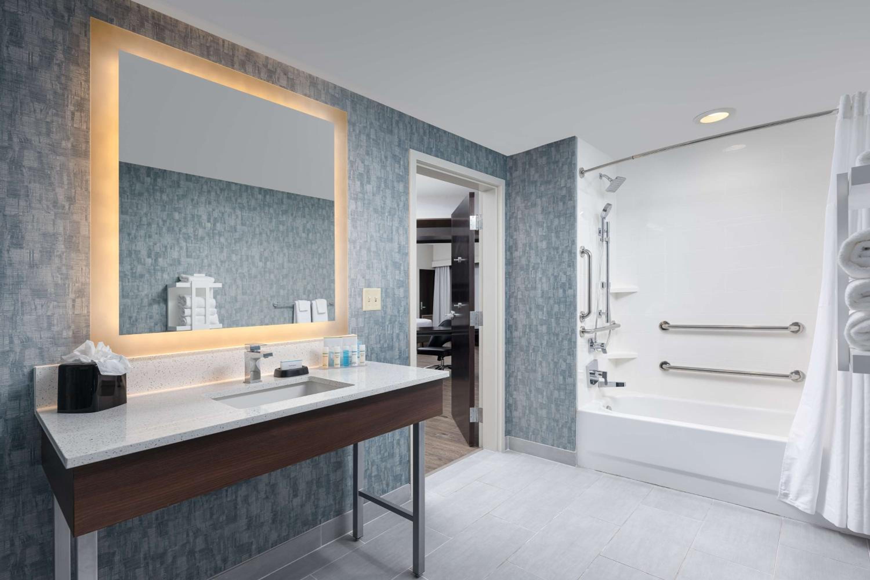 King Room with Accessible Tub - Mobility and Hearing Access/Non-Smoking - Photo 3