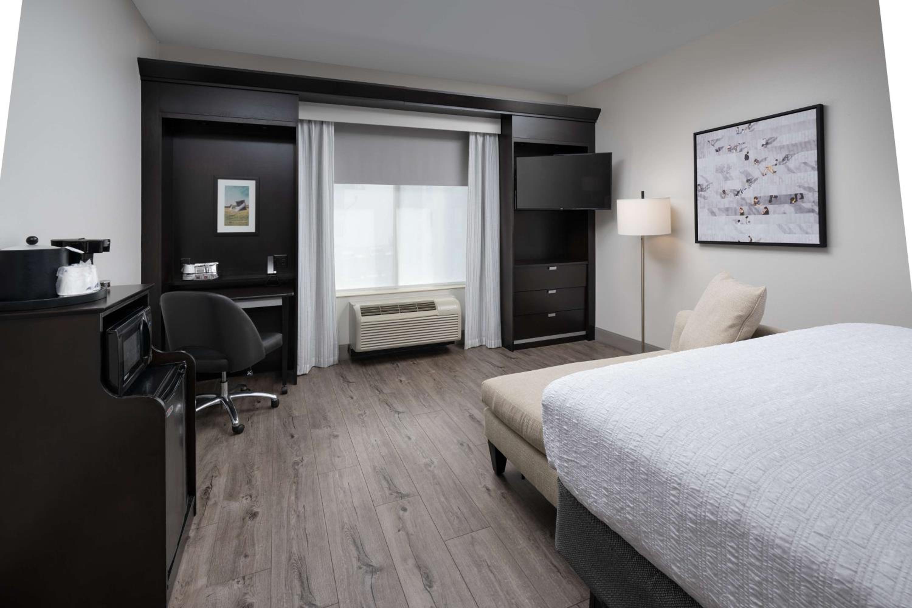 King Room with King Bed - Non-Smoking - Photo 3
