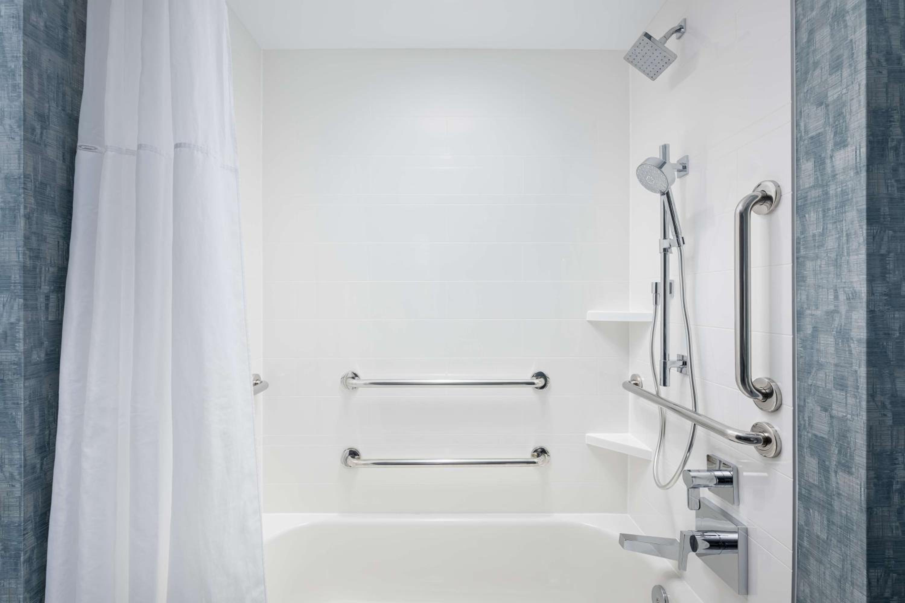 King Room with Accessible Tub - Mobility and Hearing Access/Non-Smoking - Photo 5