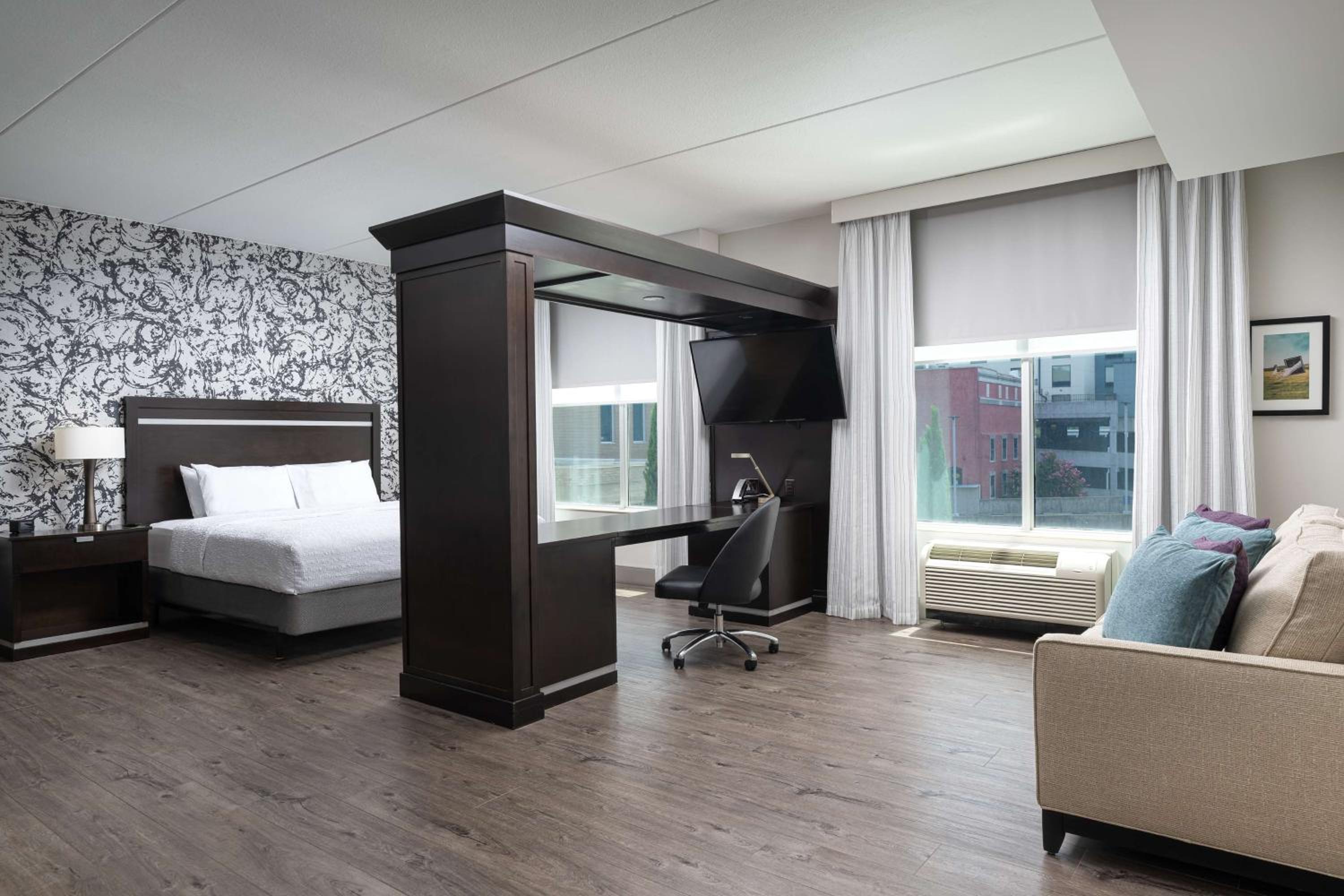 King Room with Roll-In Shower - Mobility and Hearing Access/Non-Smoking - Photo 1