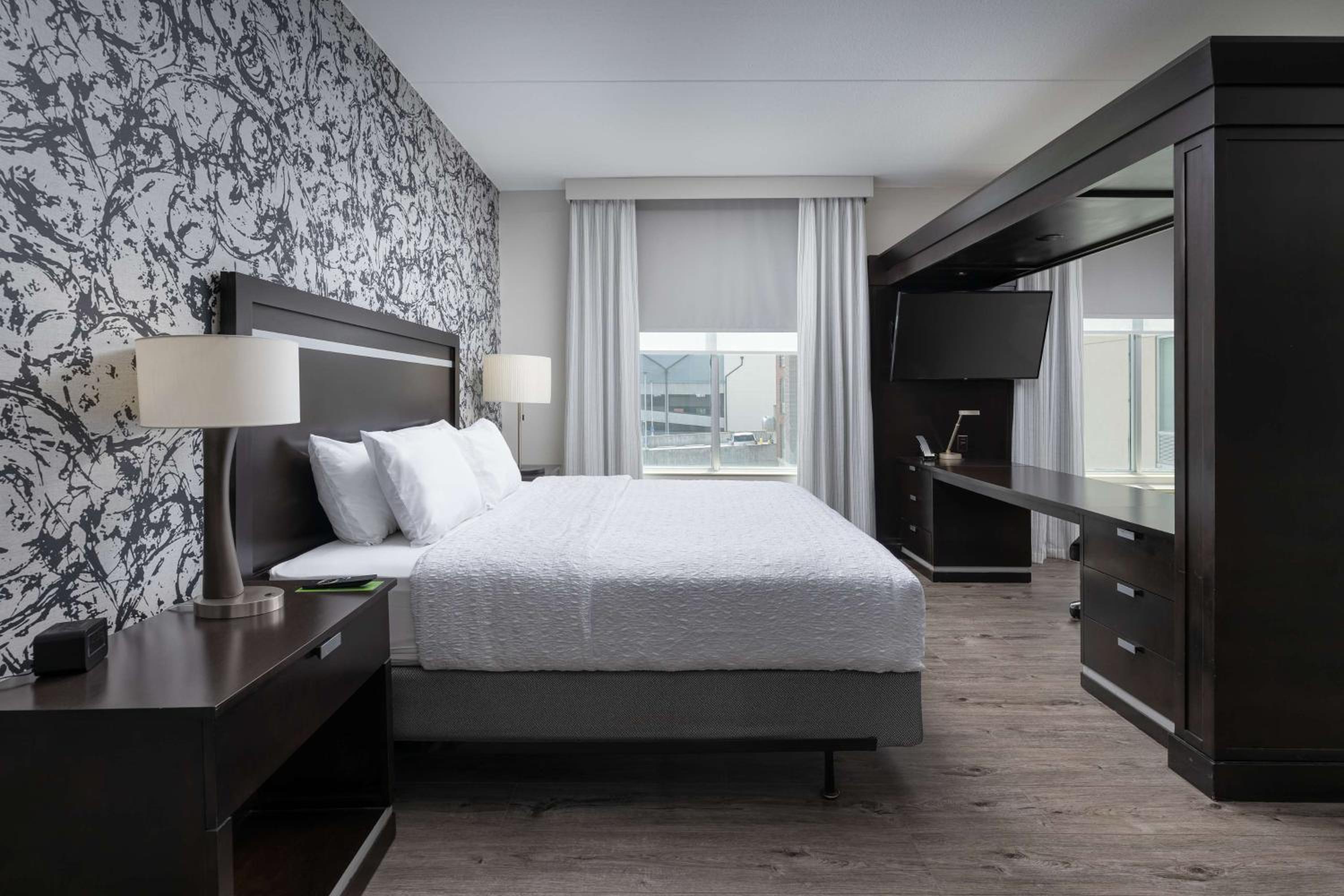 King Room with Roll-In Shower - Mobility and Hearing Access/Non-Smoking - Photo 5