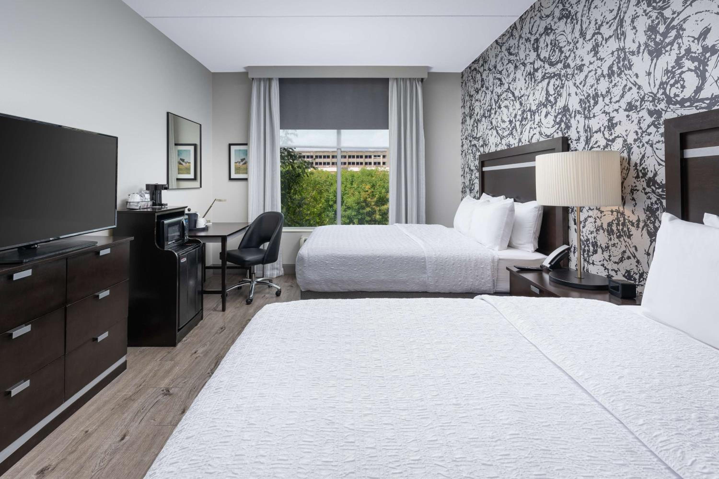 Room with Two Queen Beds - Non-Smoking - Photo 4