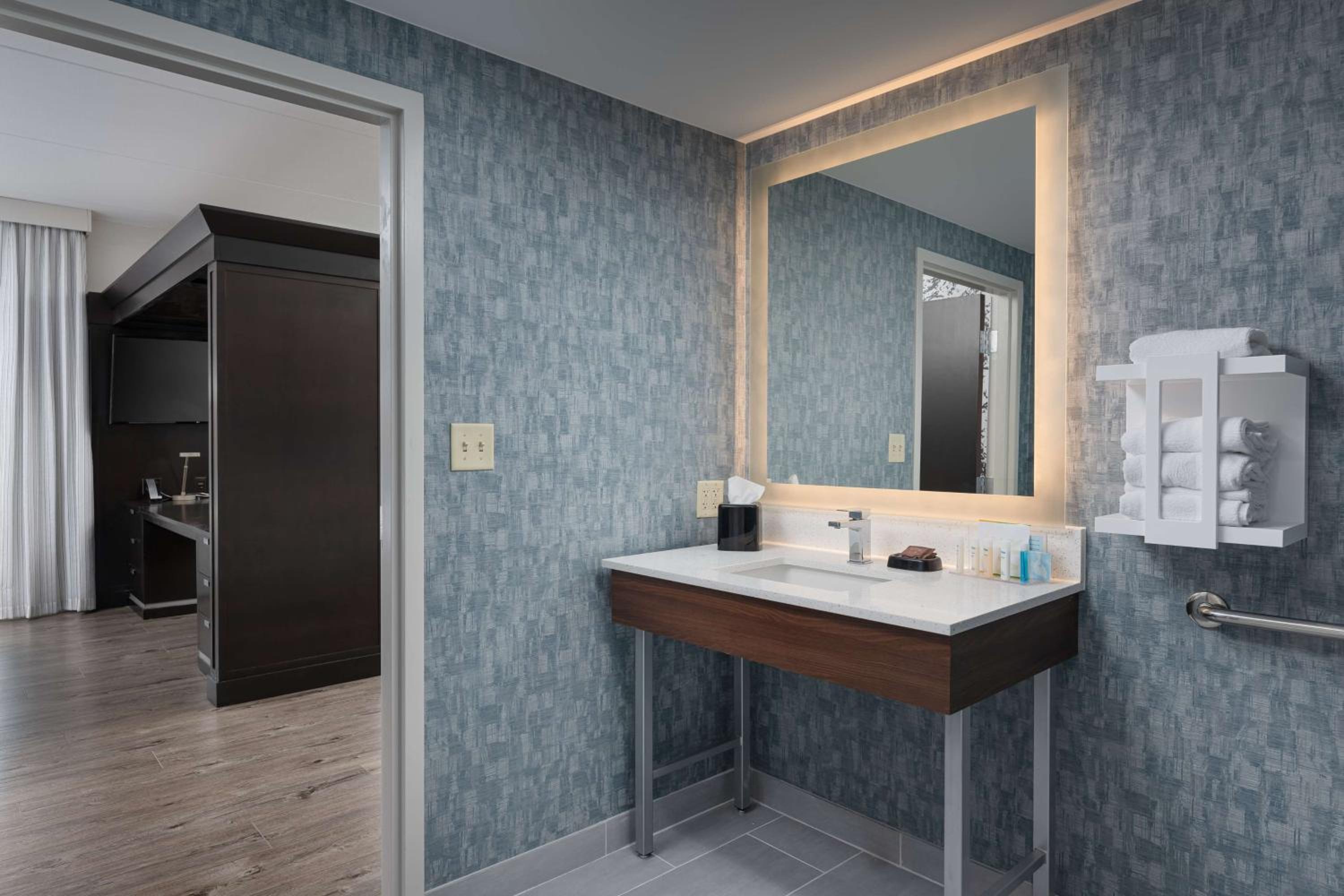 Queen Studio Suite with Two Queen Beds - Non-Smoking - Photo 2