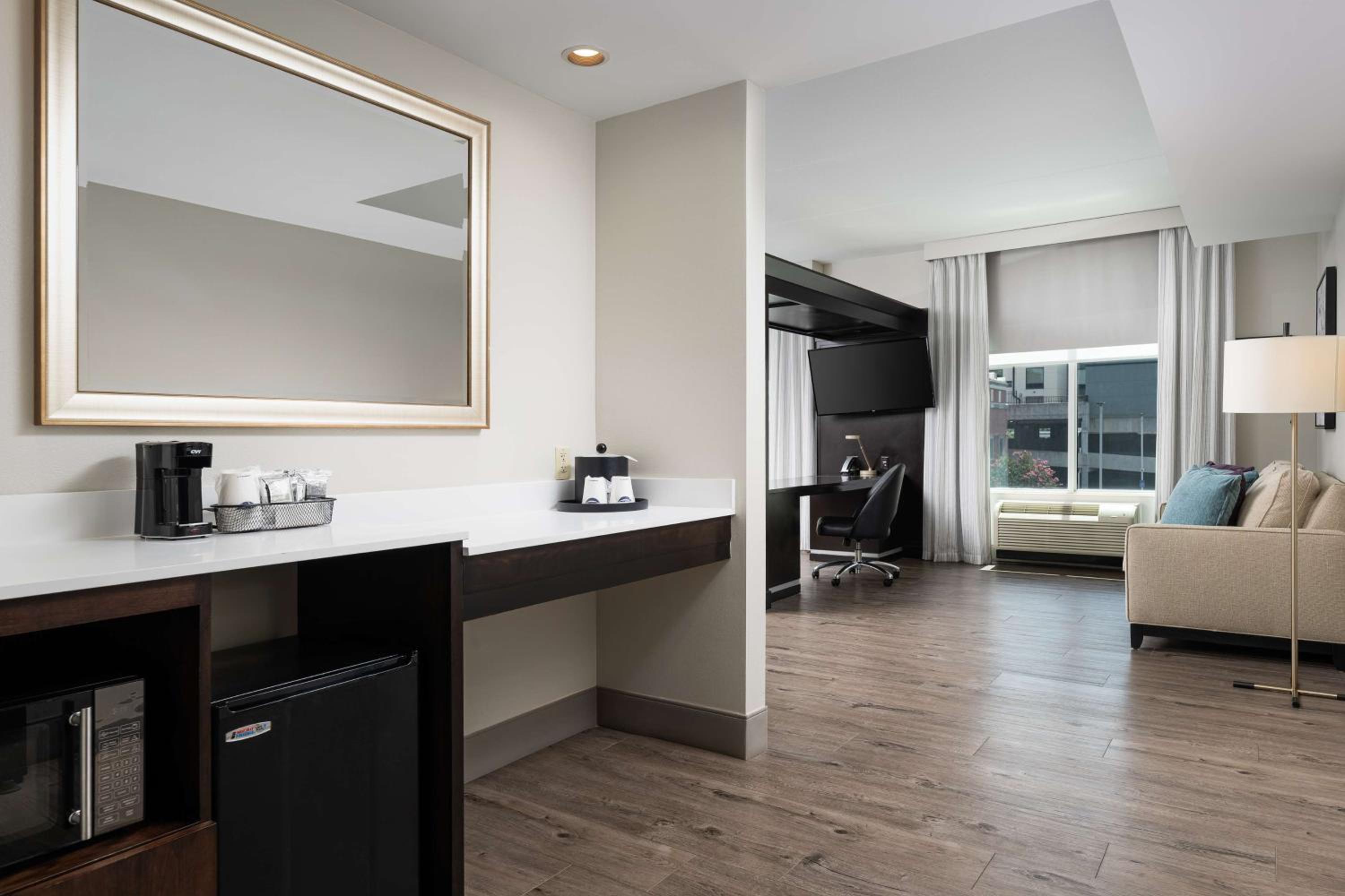 King Room with Roll-In Shower - Mobility and Hearing Access/Non-Smoking - Photo 4