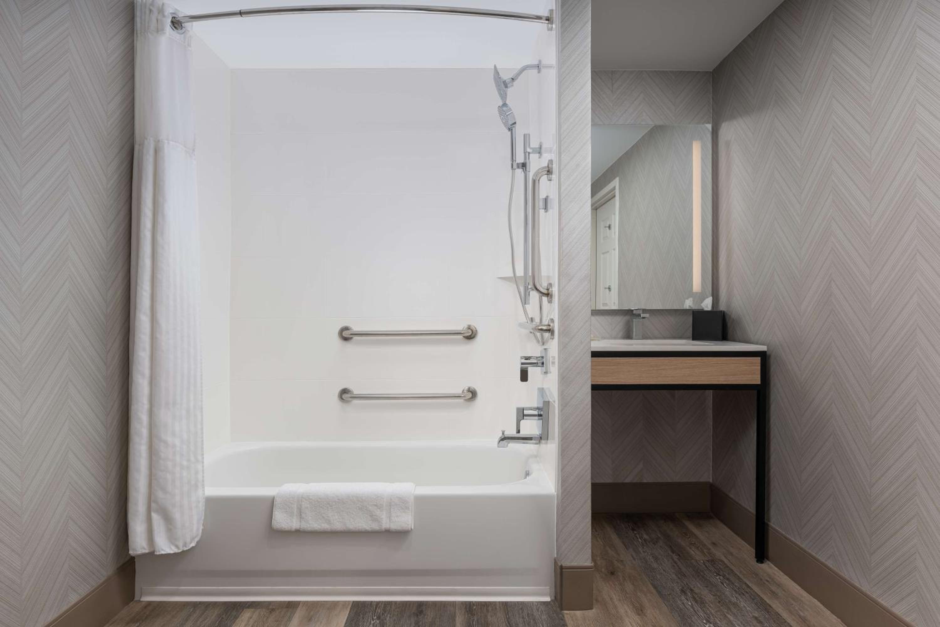 Queen Room with Two Queen Beds - Mobility and Hearing Access - Photo 3