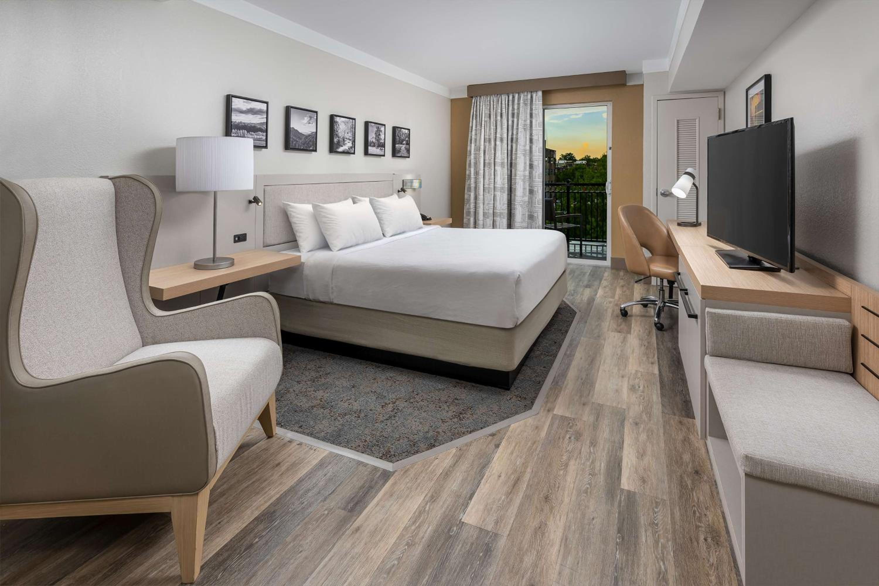 King Room with Balcony - Non-Smoking - Photo 4