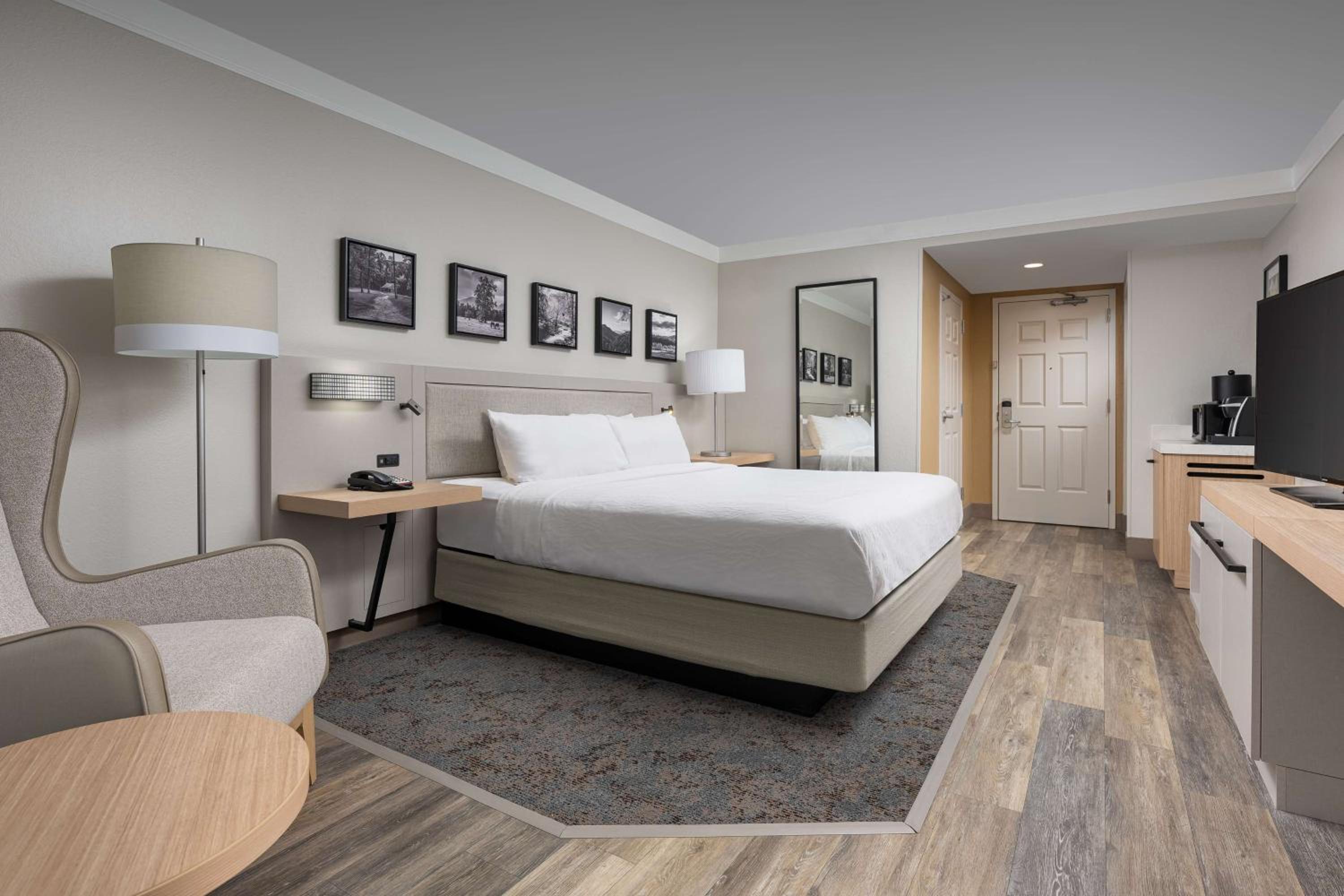 King Room with King Bed - Non-Smoking - Photo 5