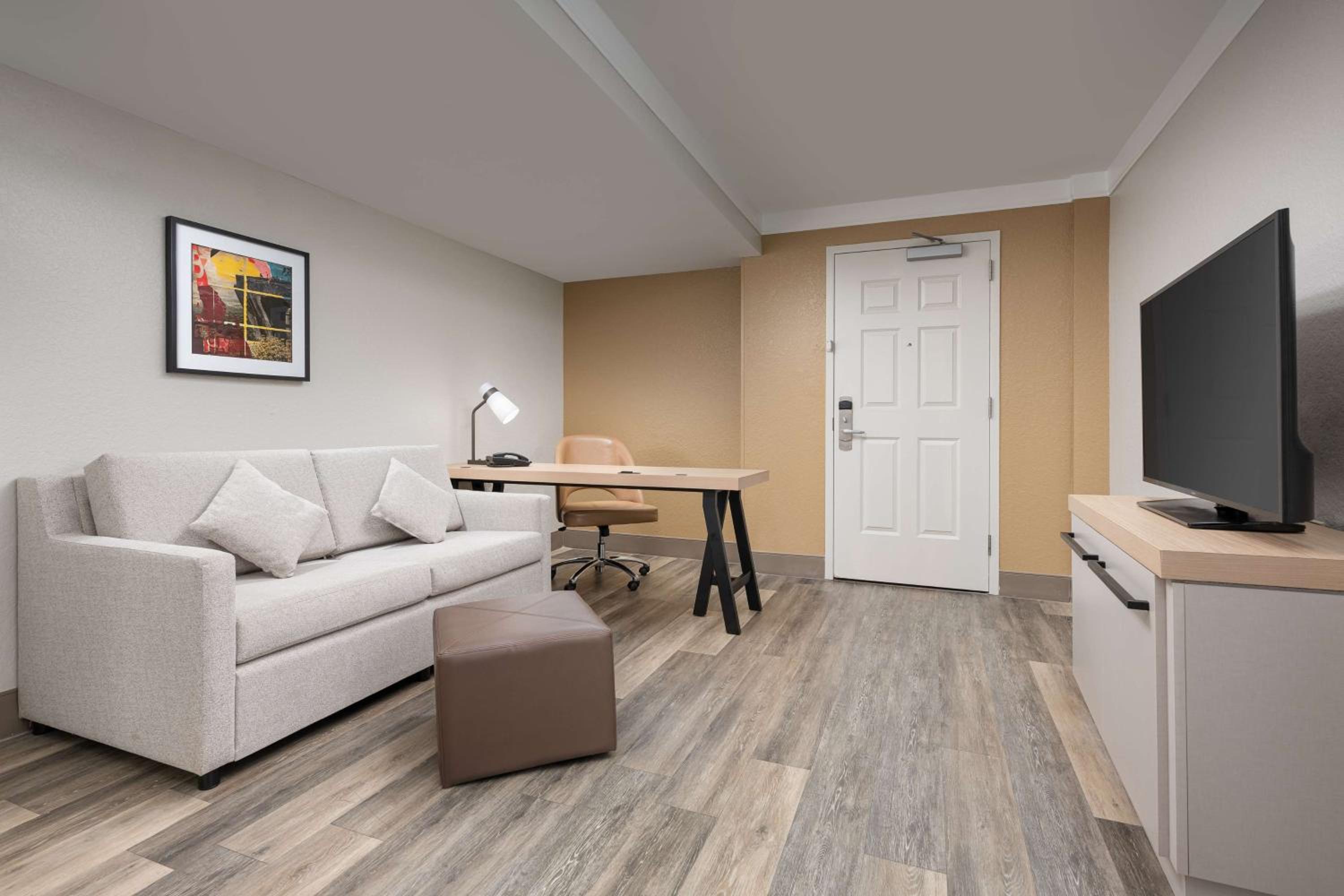 Junior King Suite - Non-Smoking - Photo 2