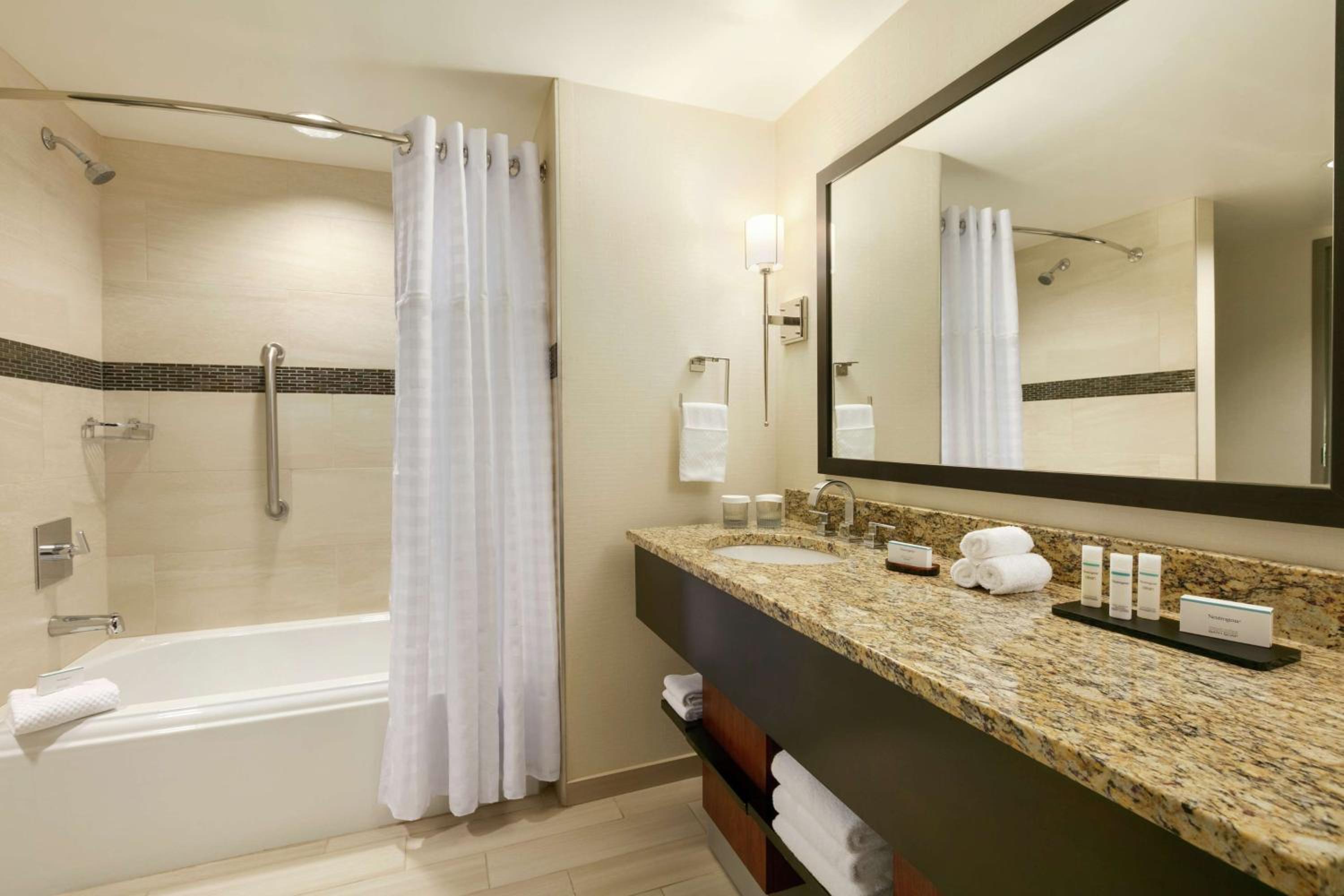 One-Bedroom Queen Suite with Two Queen Beds photo 2