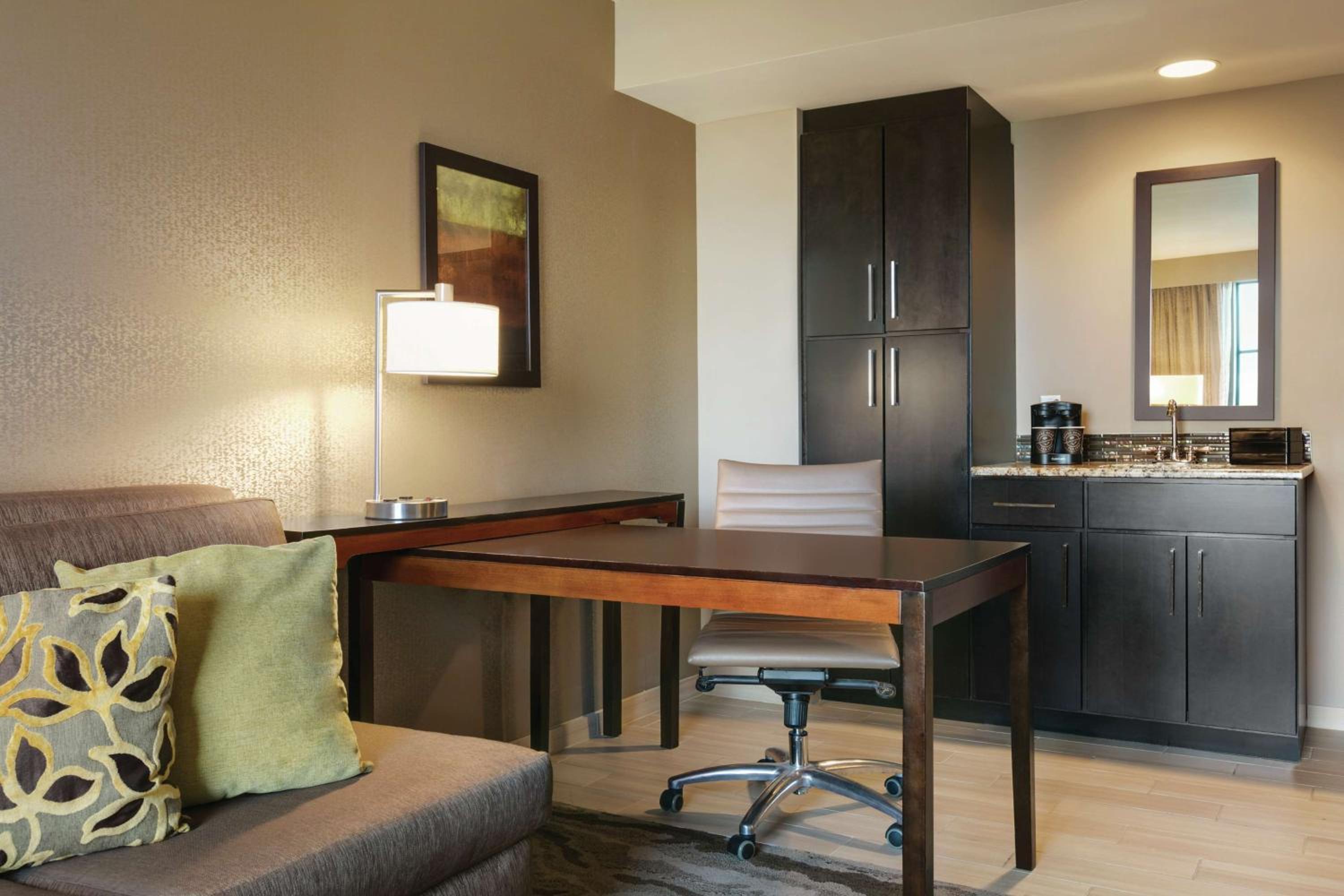 One-Bedroom King Suite with Balcony - Non-Smoking photo 3