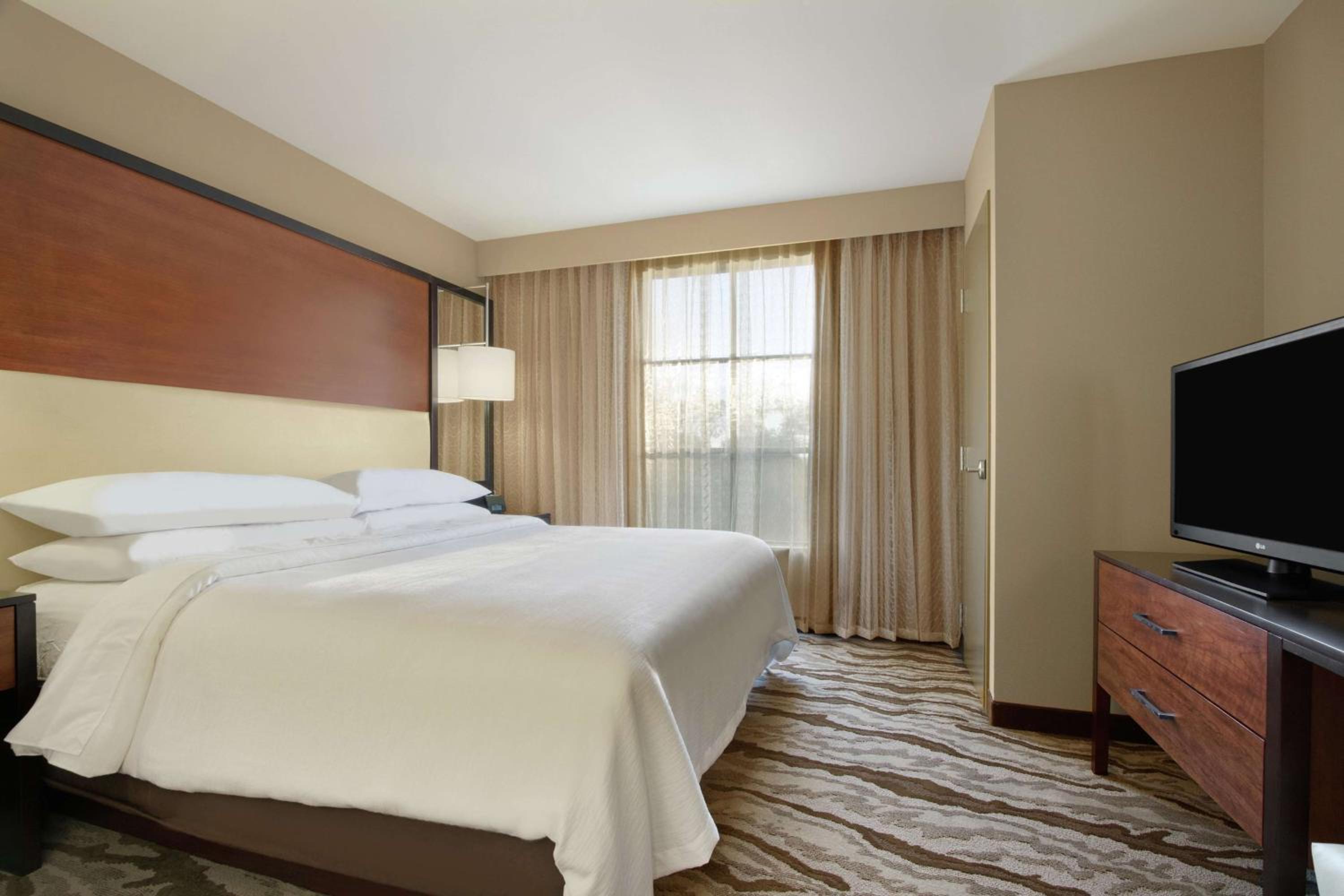 One-Bedroom King Suite - Hearing Access photo 3