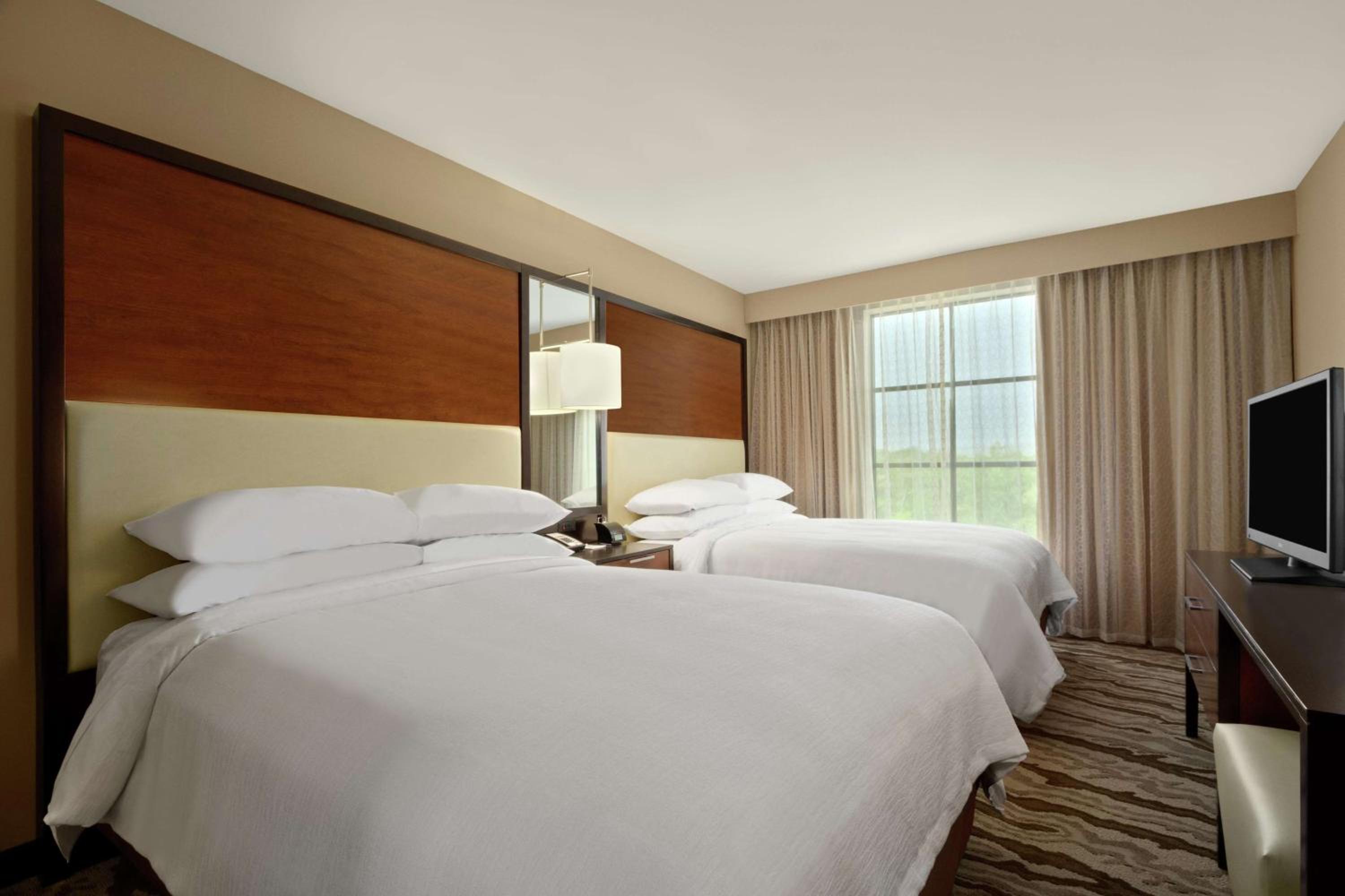 One-Bedroom Queen Suite with Two Queen Beds photo 3