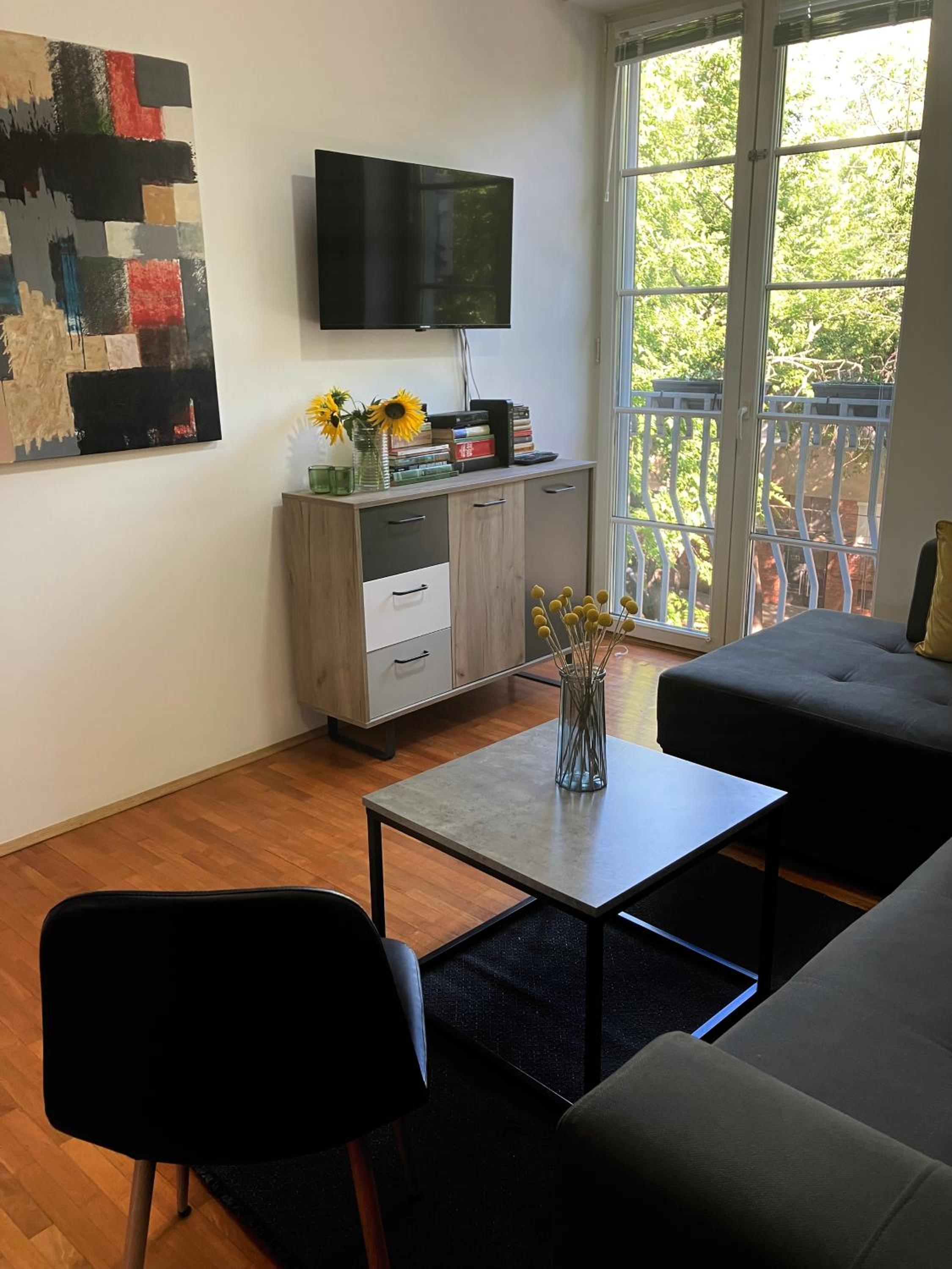 One-Bedroom Apartment photo 1