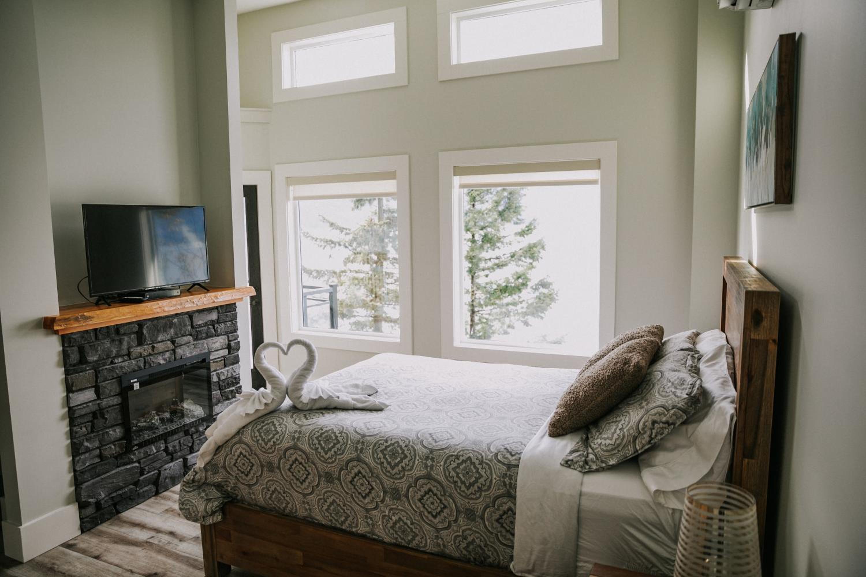 Queen Suite with Lake View 2