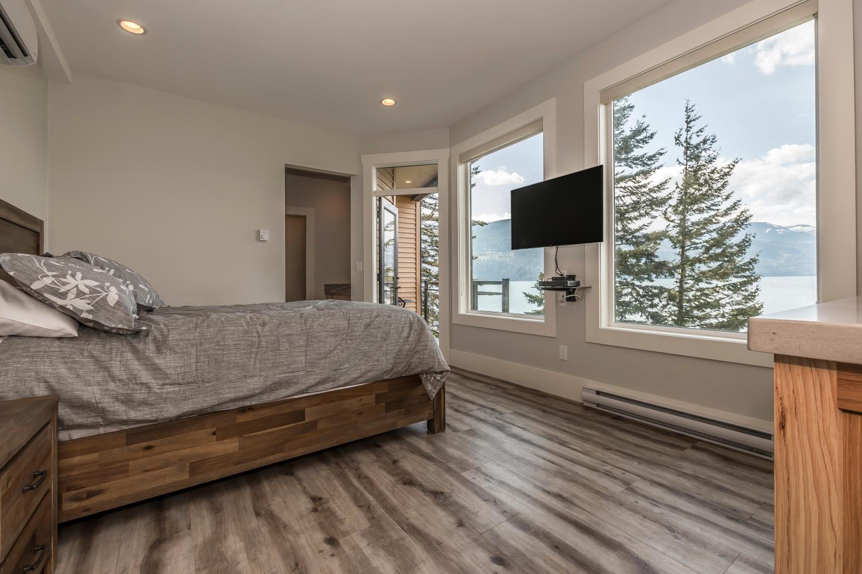 Queen Suite with Lake View 1