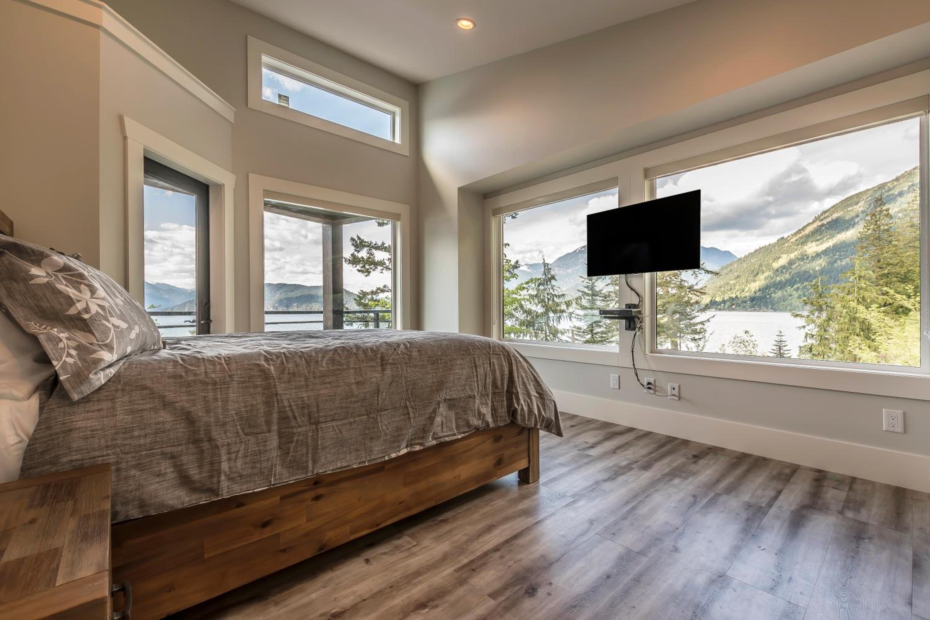 Queen Suite with Lake View 3
