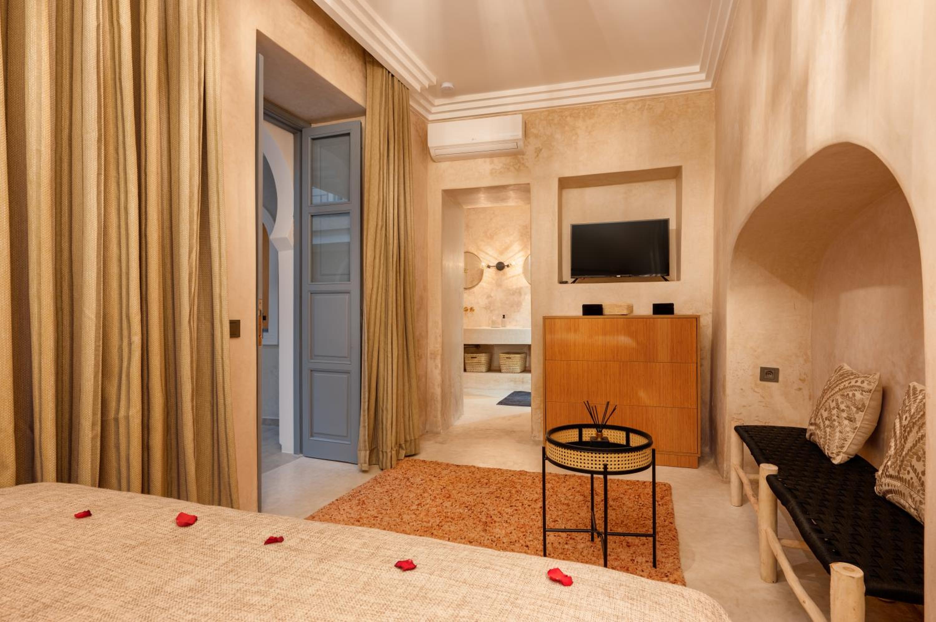 Deluxe Double Room with Shower - Photo 1