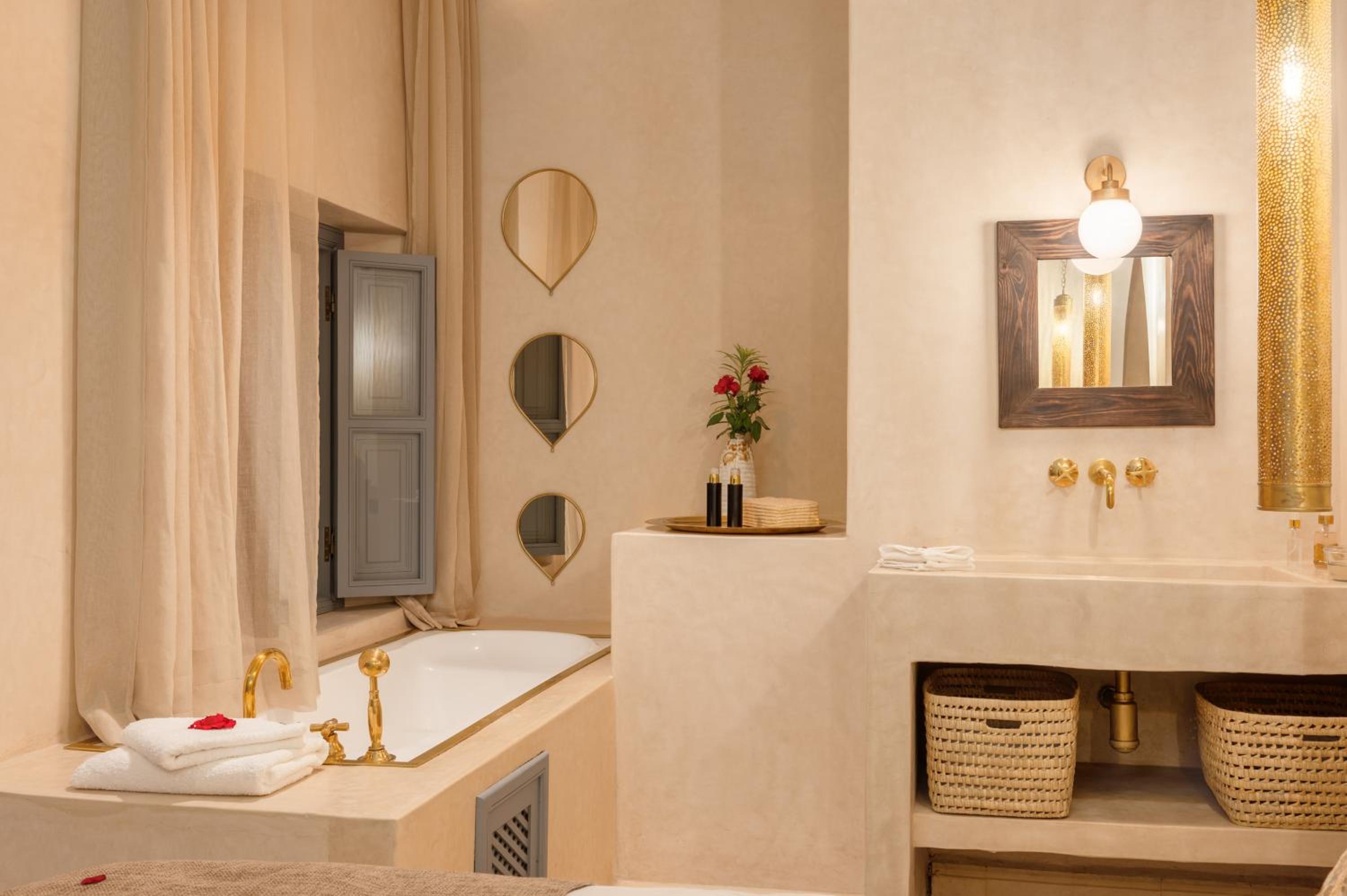 Deluxe Double Room with Bath - Photo 2