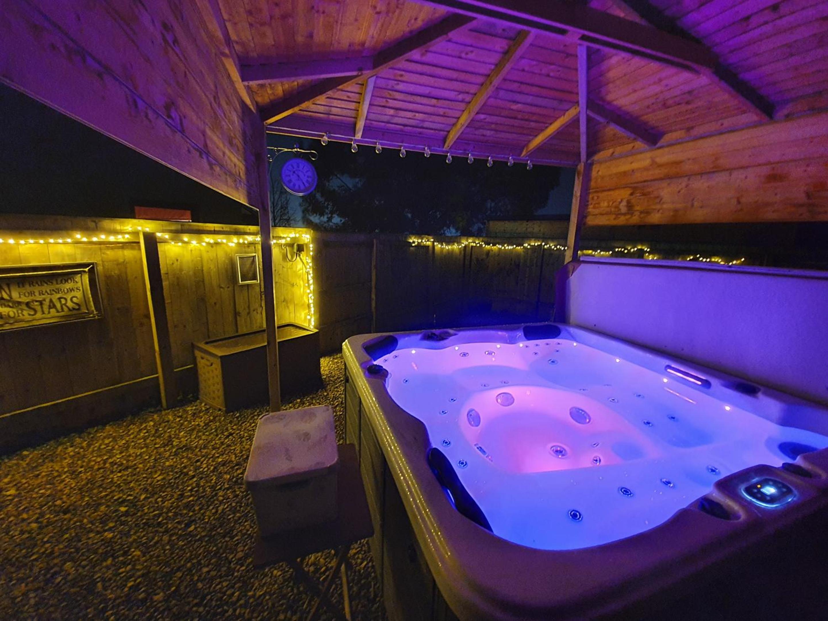 Deluxe Double Room with Shower - Photo 5