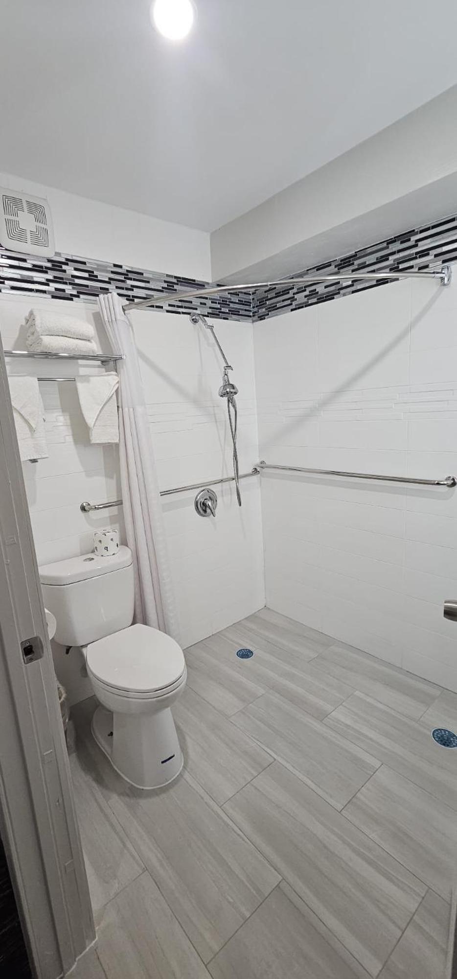 Double Room with Two Double Beds - Mobility Accessible/Non-Smoking - Photo 2