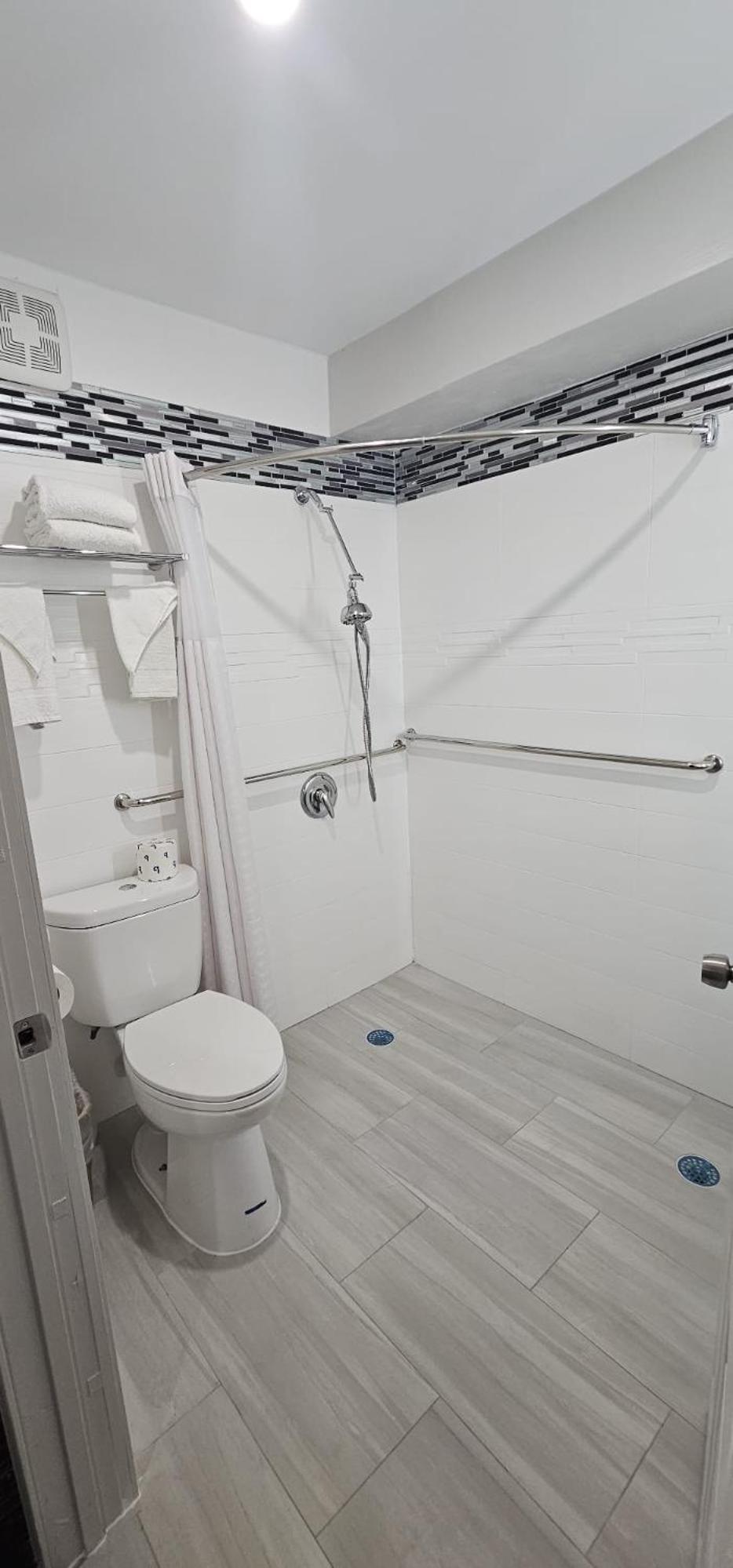 Double Room with Two Double Beds - Mobility Accessible/Non-Smoking - Photo 4