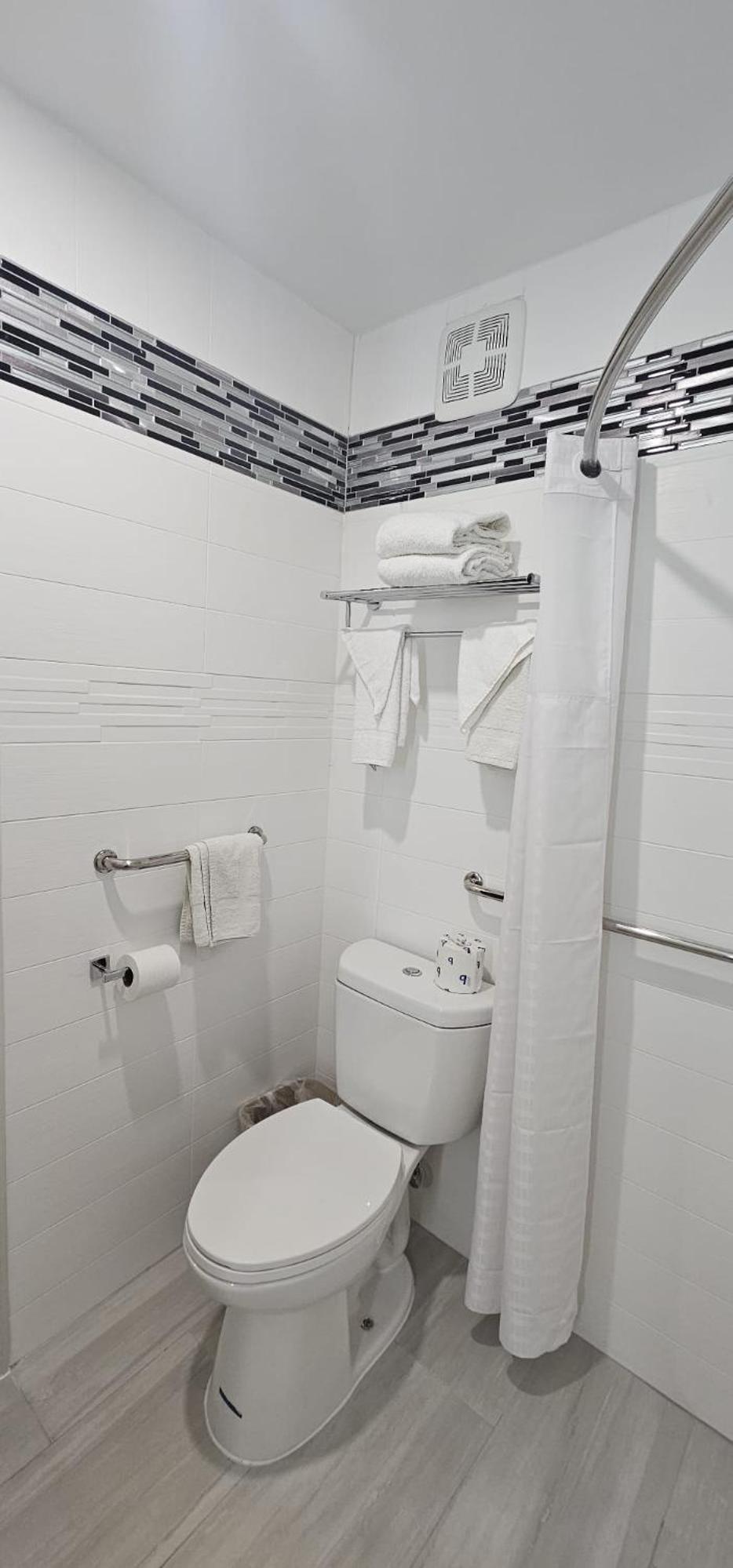 Double Room with Two Double Beds - Mobility Accessible/Non-Smoking - Photo 3