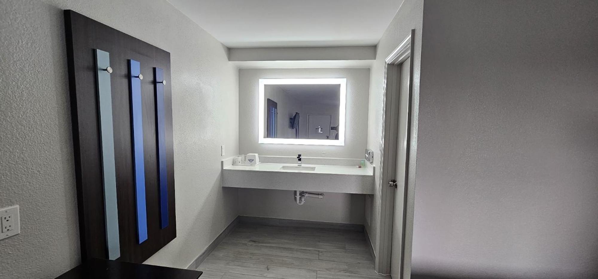 Double Room with Two Double Beds - Mobility Accessible/Non-Smoking - Photo 5