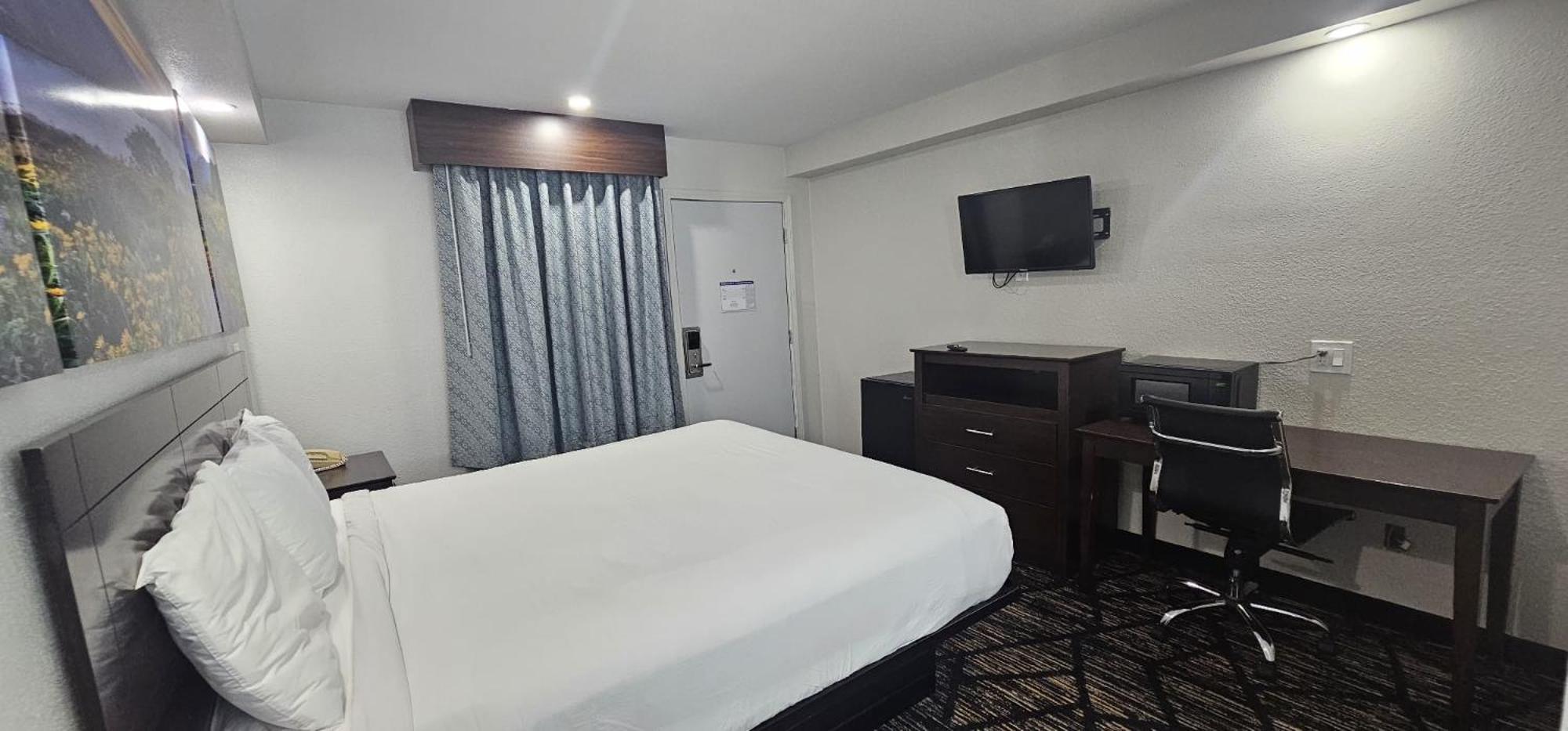 King Room - Non-Smoking - Photo 3