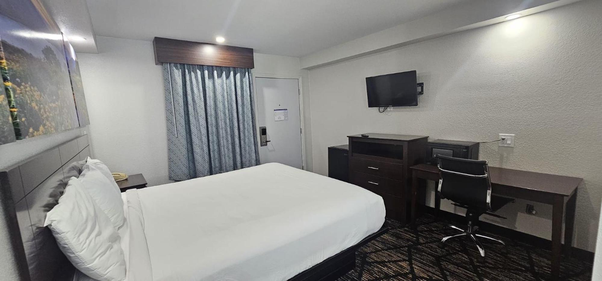King Room - Non-Smoking - Photo 4