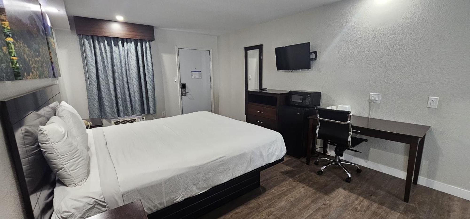 King Room - Non-Smoking - Photo 1