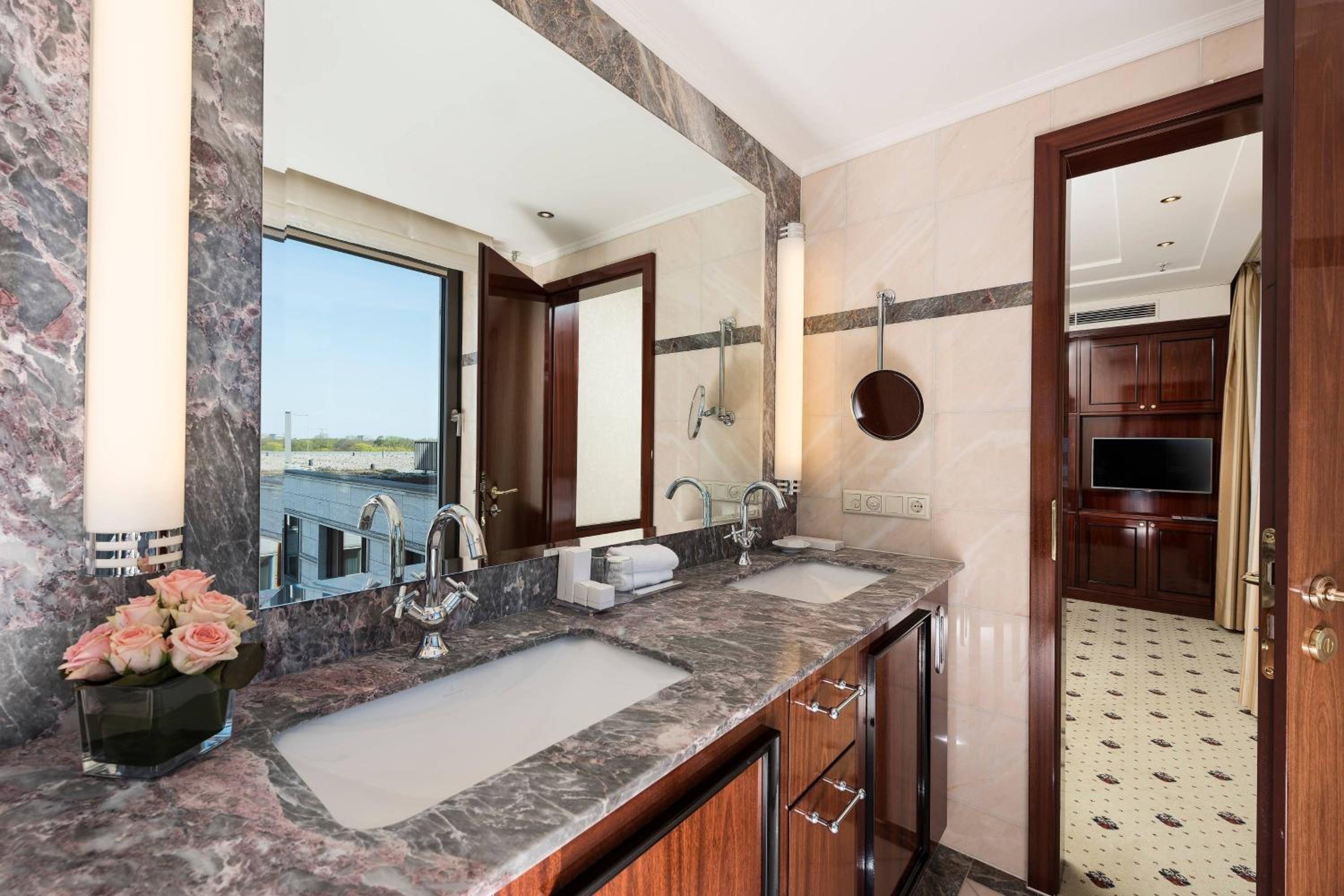 One-Bedroom Ambassador Suite - Club Lounge Access