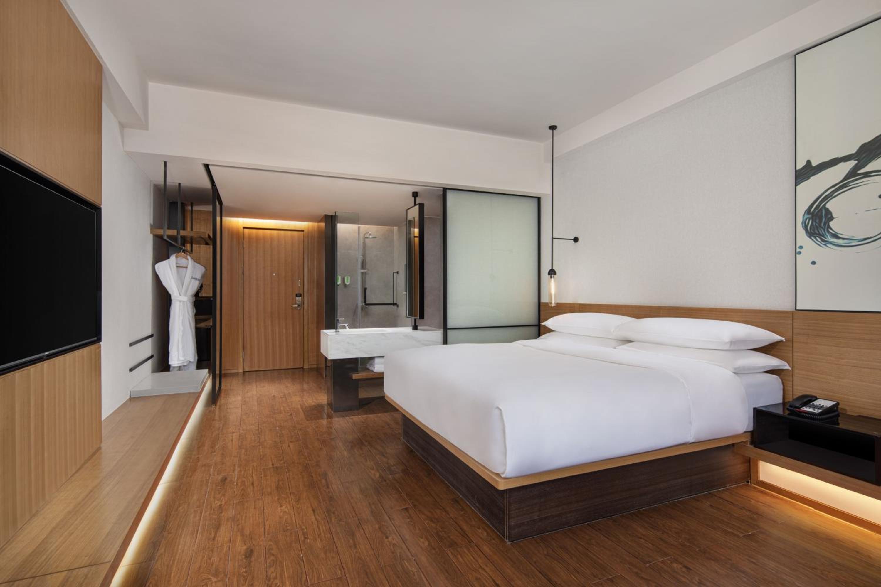 Standard King Room with City View - Photo 3