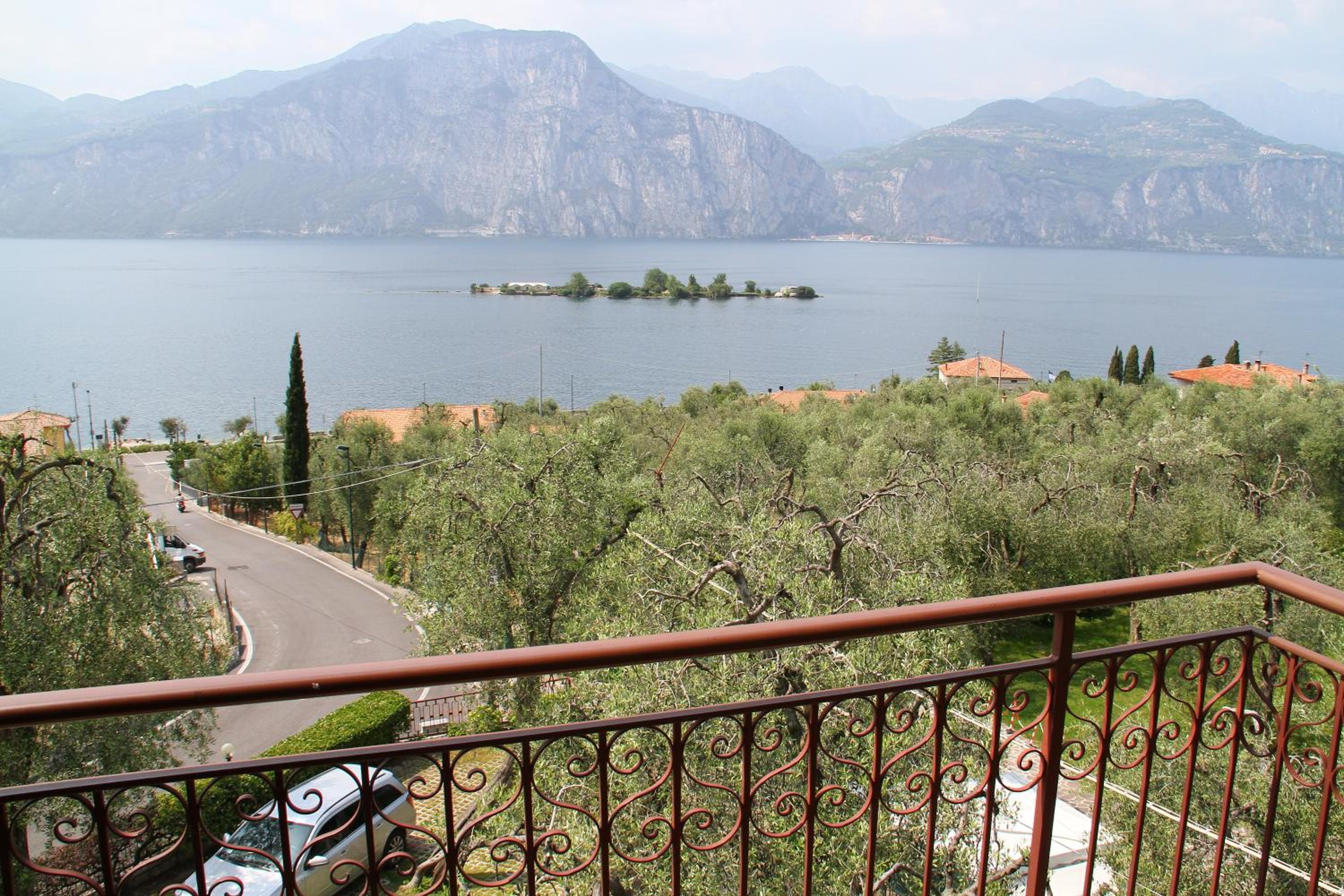 Triple Room with Balcony and Lake View - Photo 4