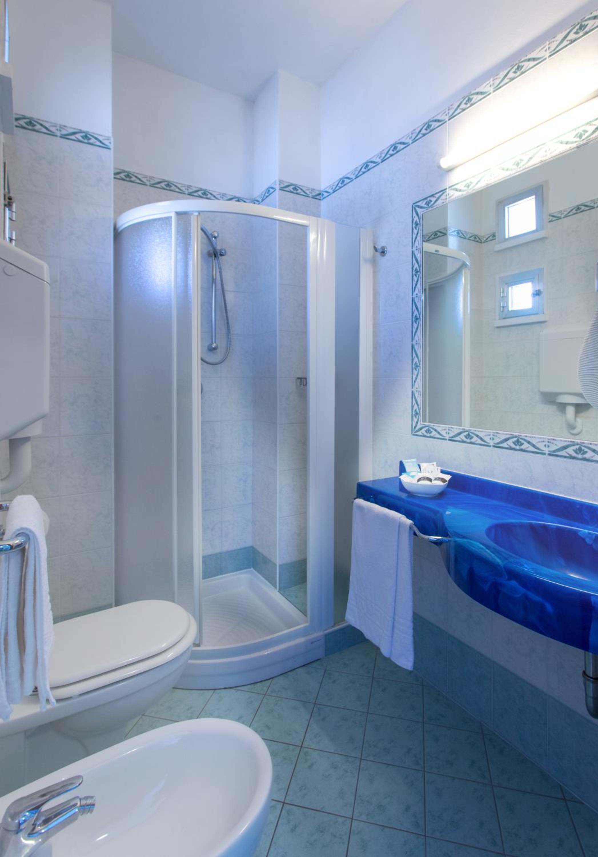 Standard Triple Room with Sea View - Photo 2
