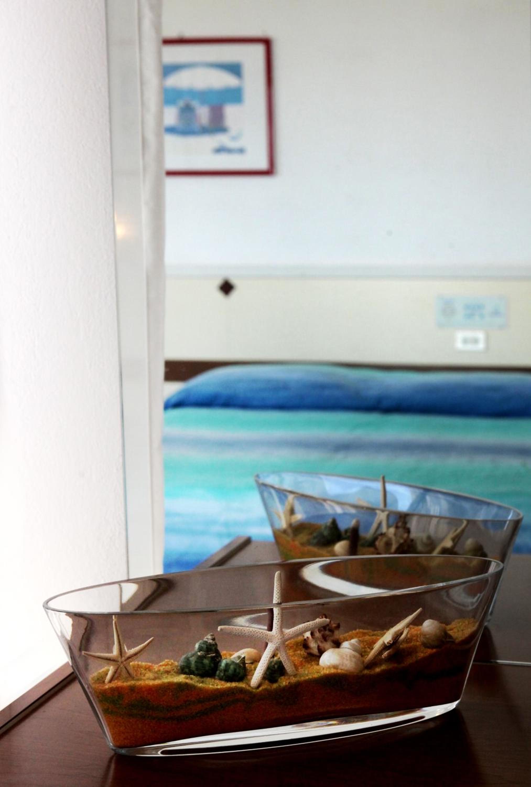 Standard Triple Room with Sea View - Photo 8