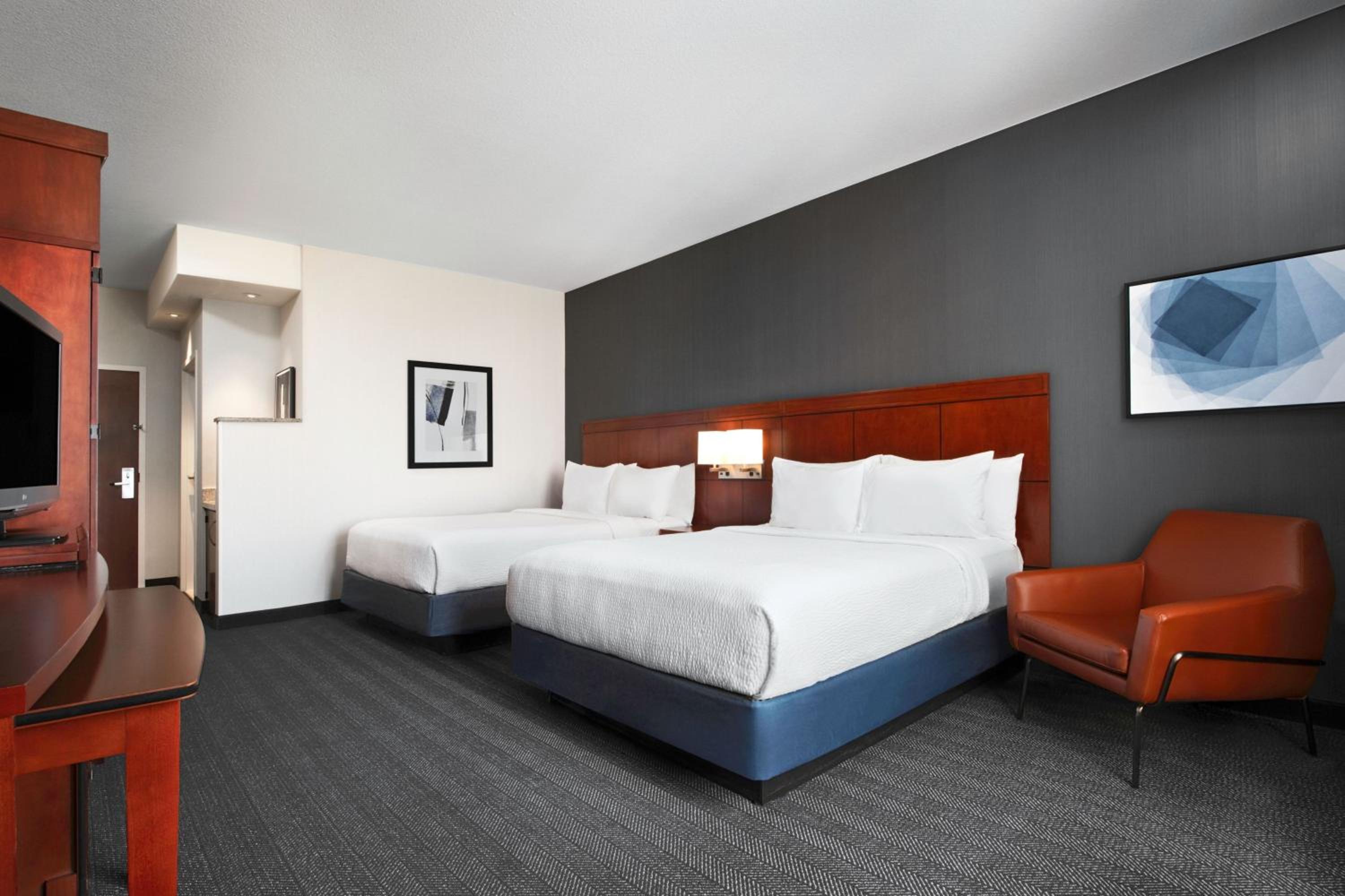 Queen Room with Two Queen Beds - Photo 3