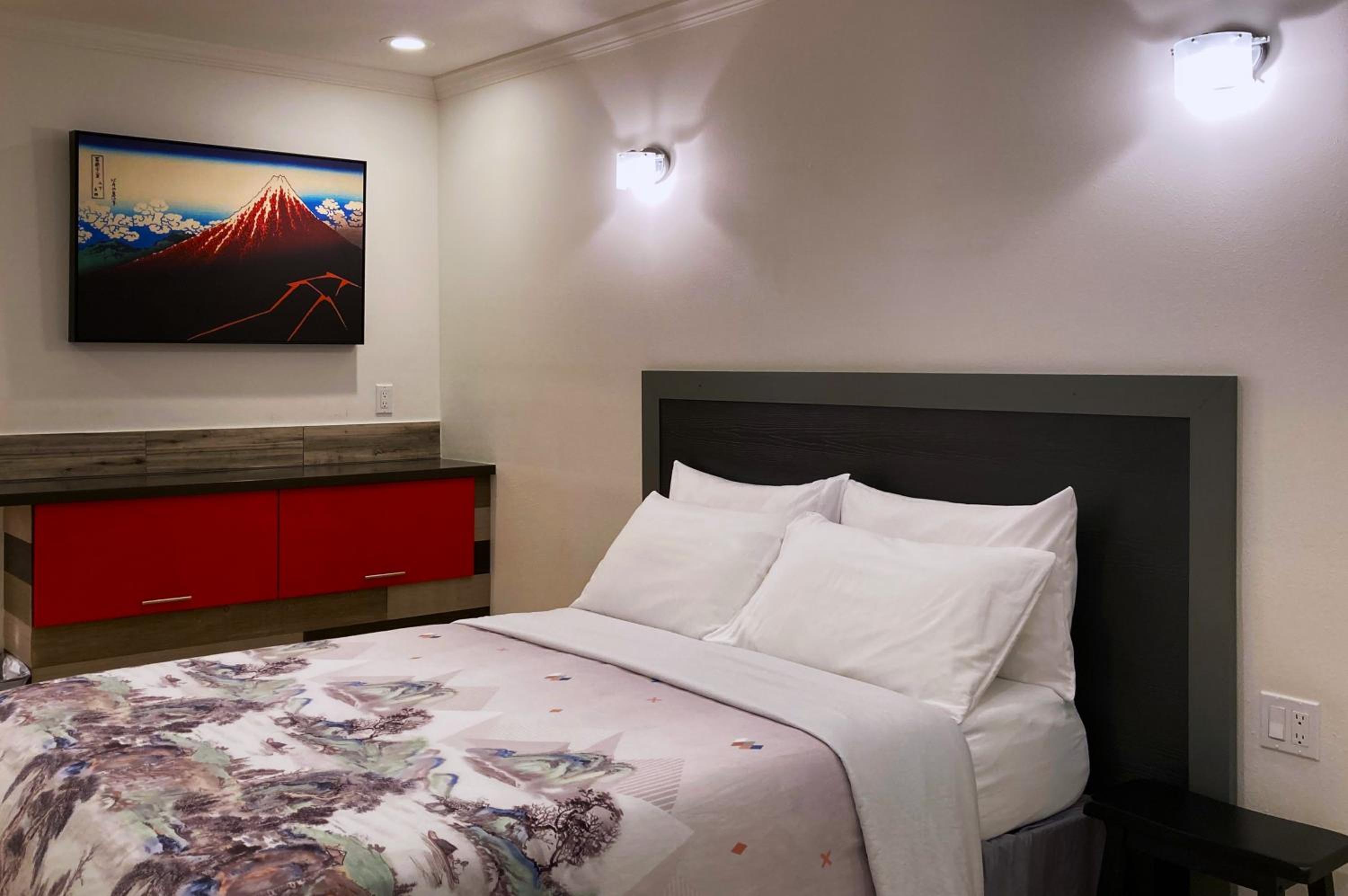 Queen Room photo 1