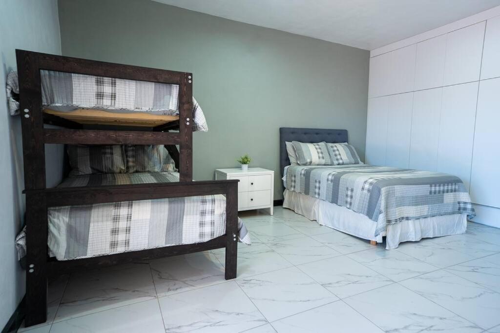 Five-Bedroom House photo 1