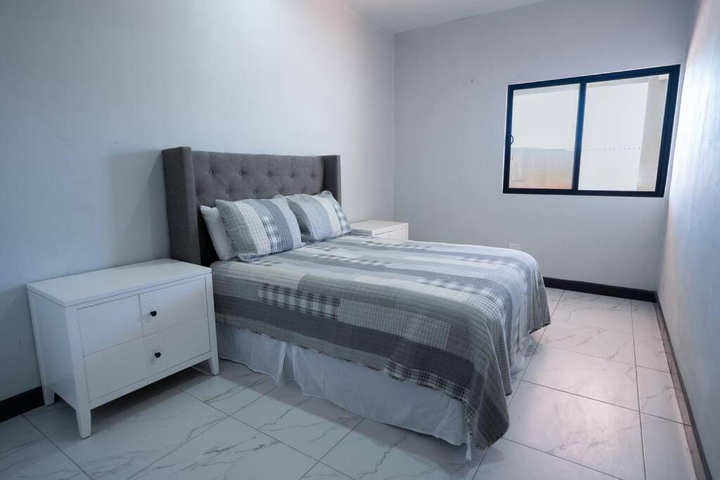 Five-Bedroom House photo 2