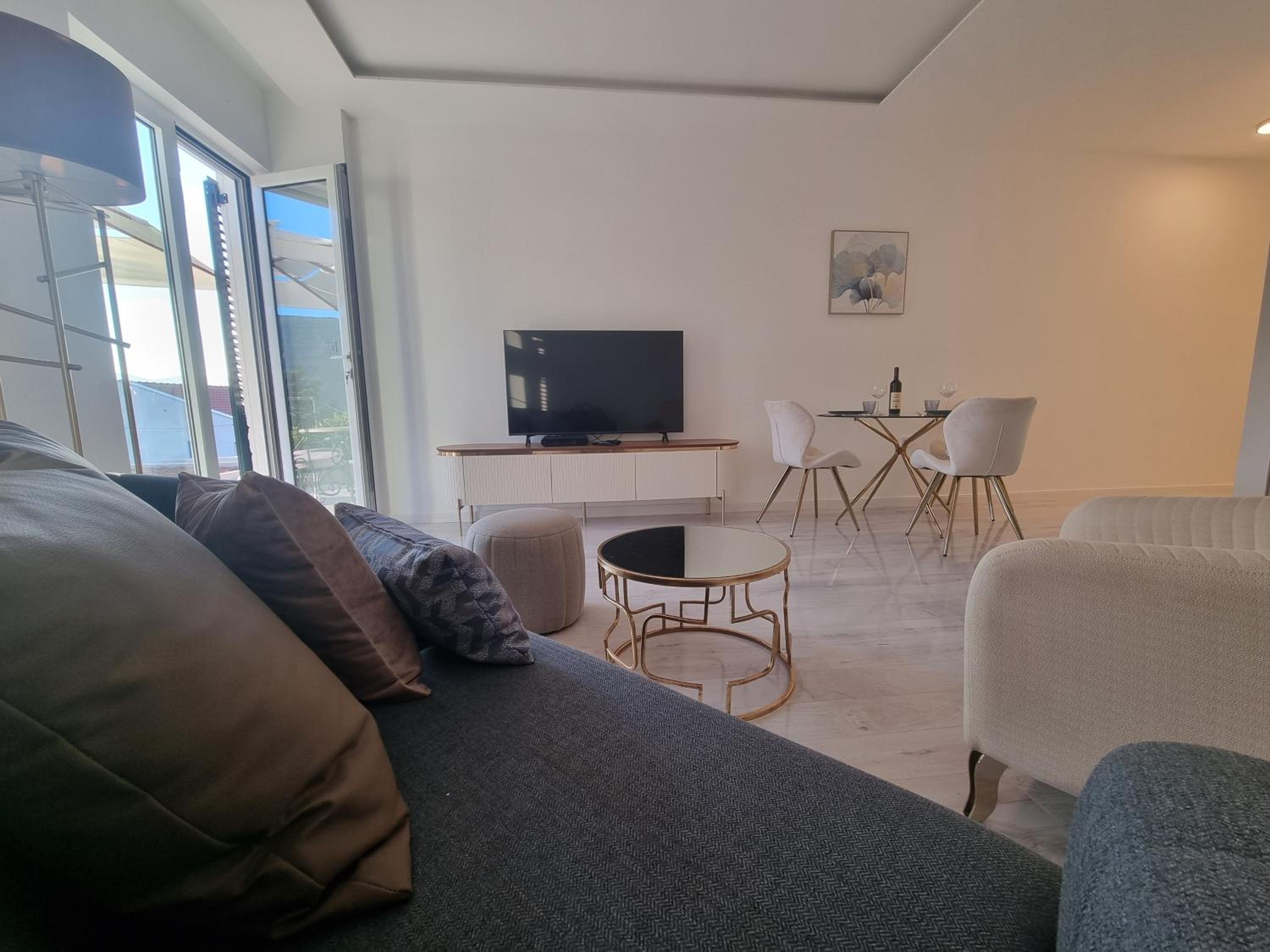 One-Bedroom Apartment photo 2