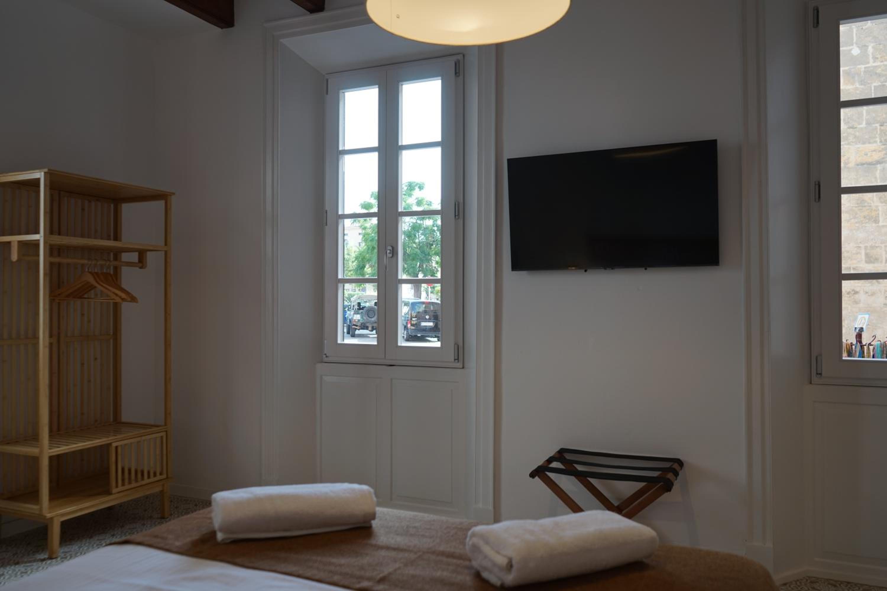 Deluxe Double Room - Photo 9