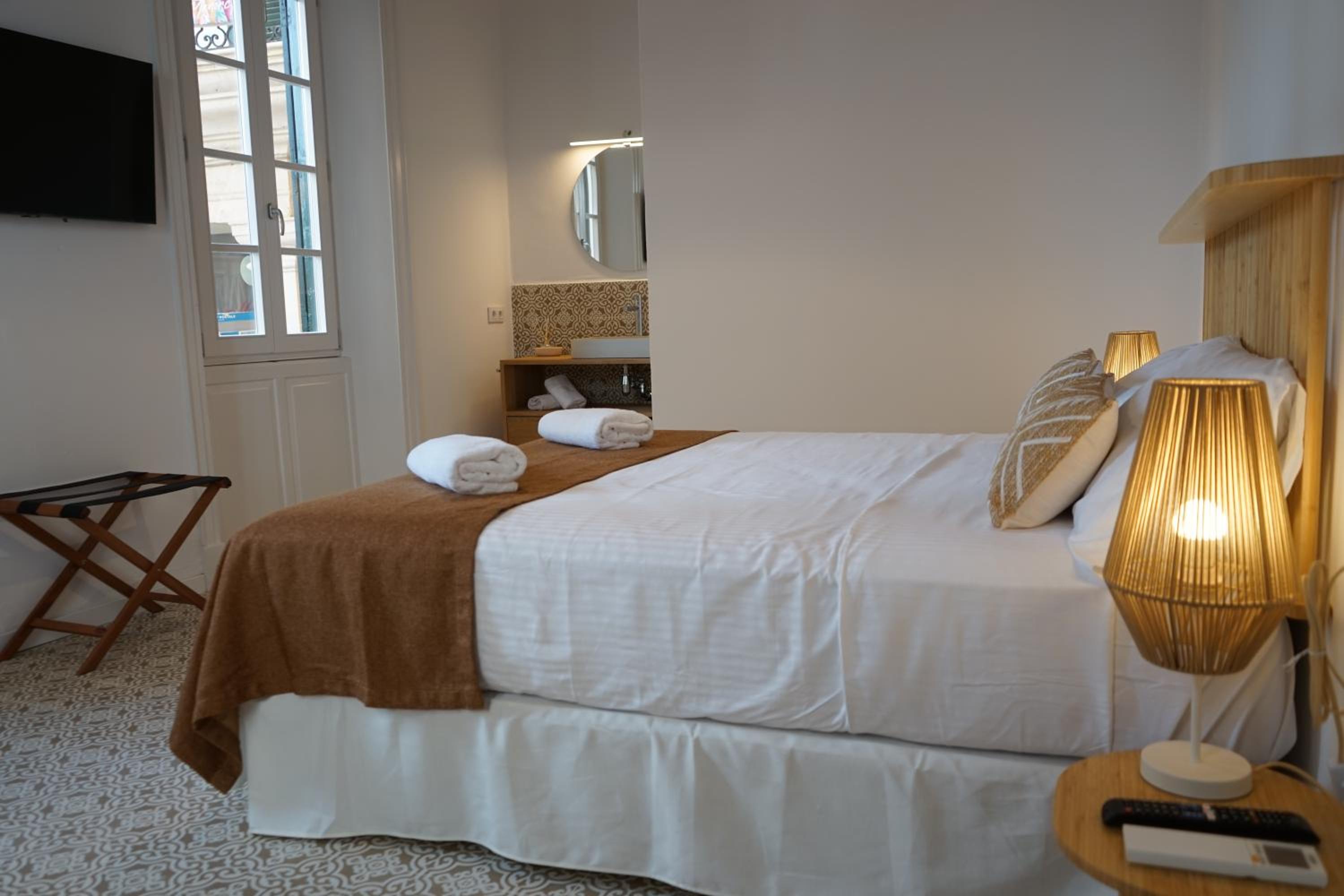 Deluxe Double Room - Photo 10