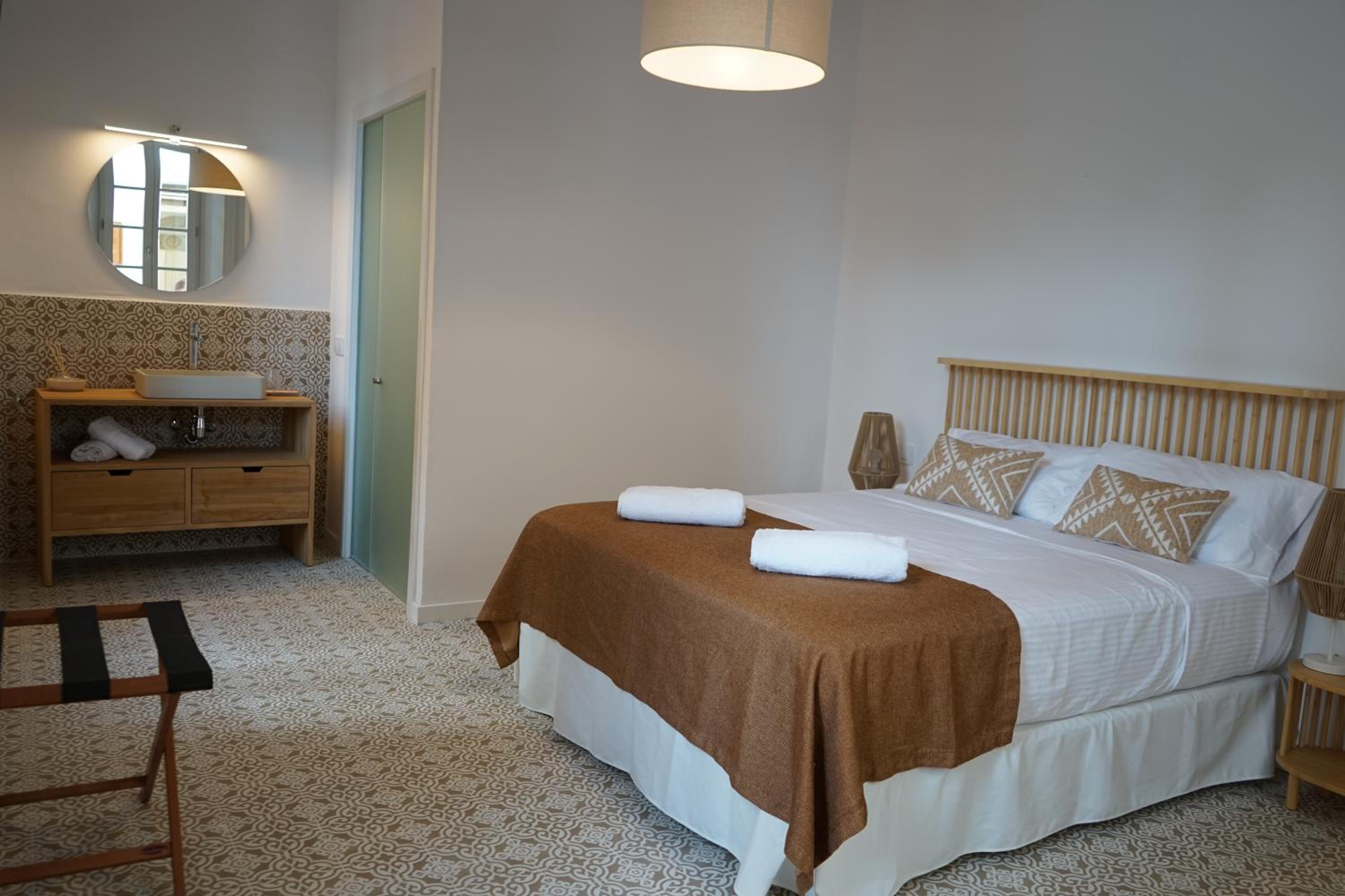 Deluxe Double Room - Photo 12