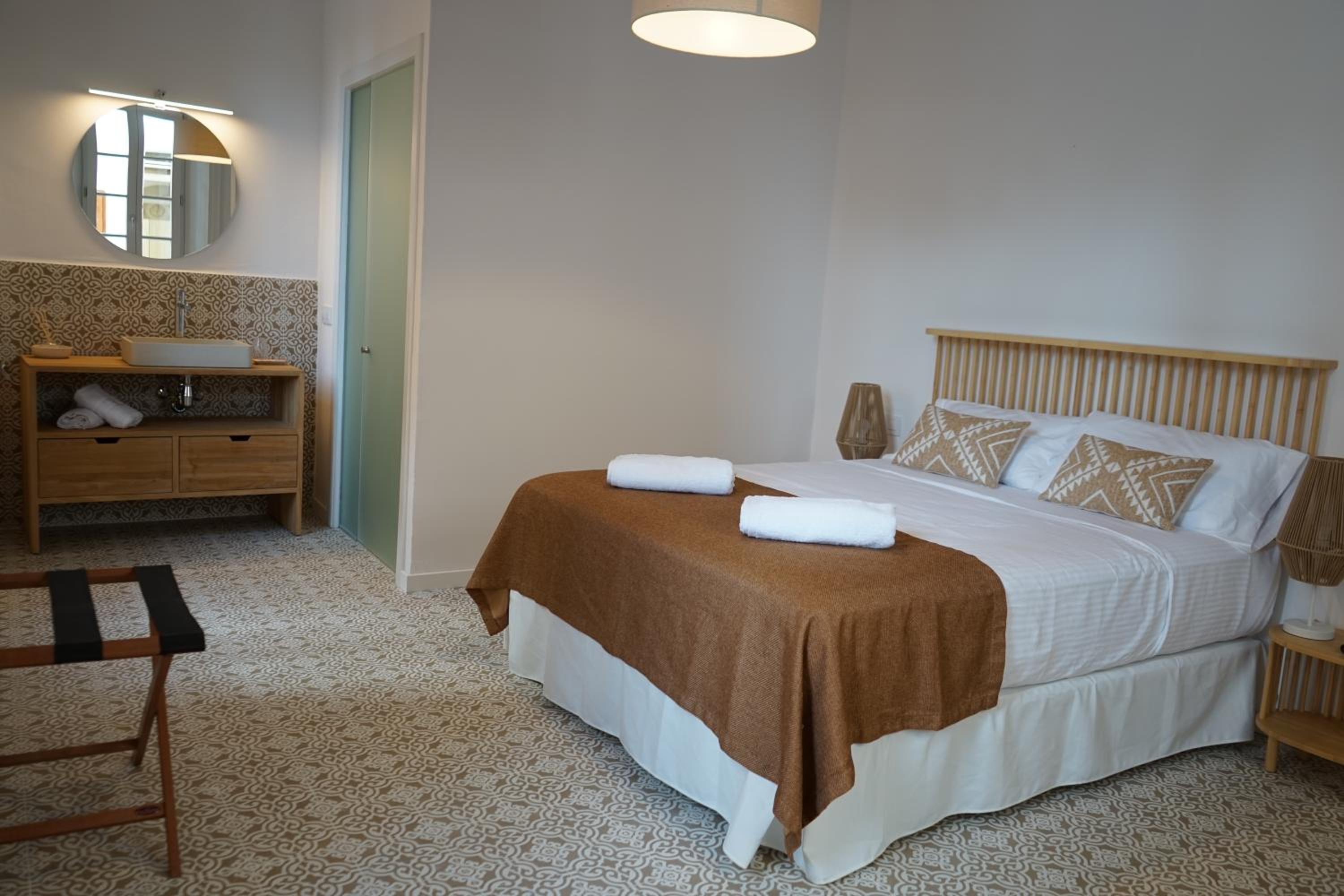 Deluxe Double Room - Photo 13