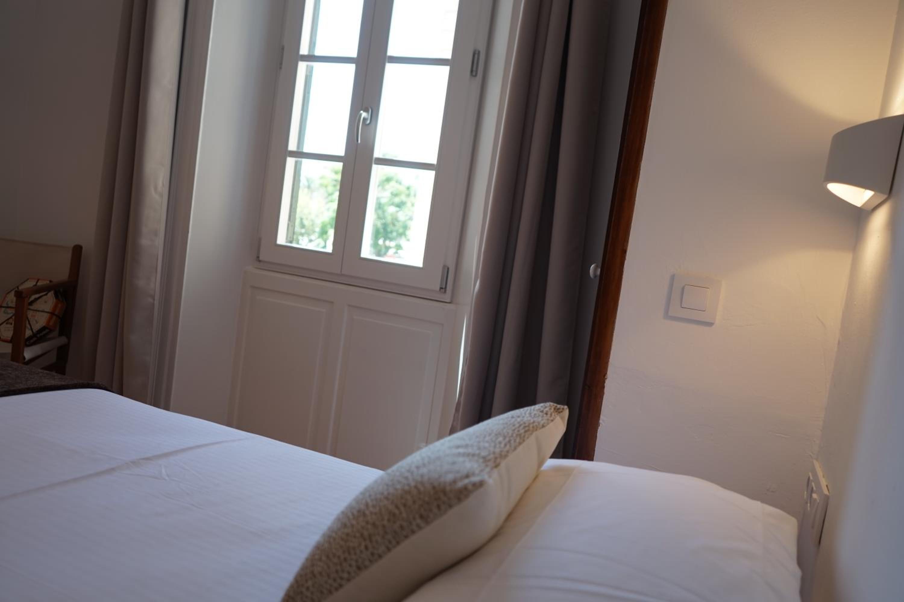 Deluxe Double Room - Photo 15