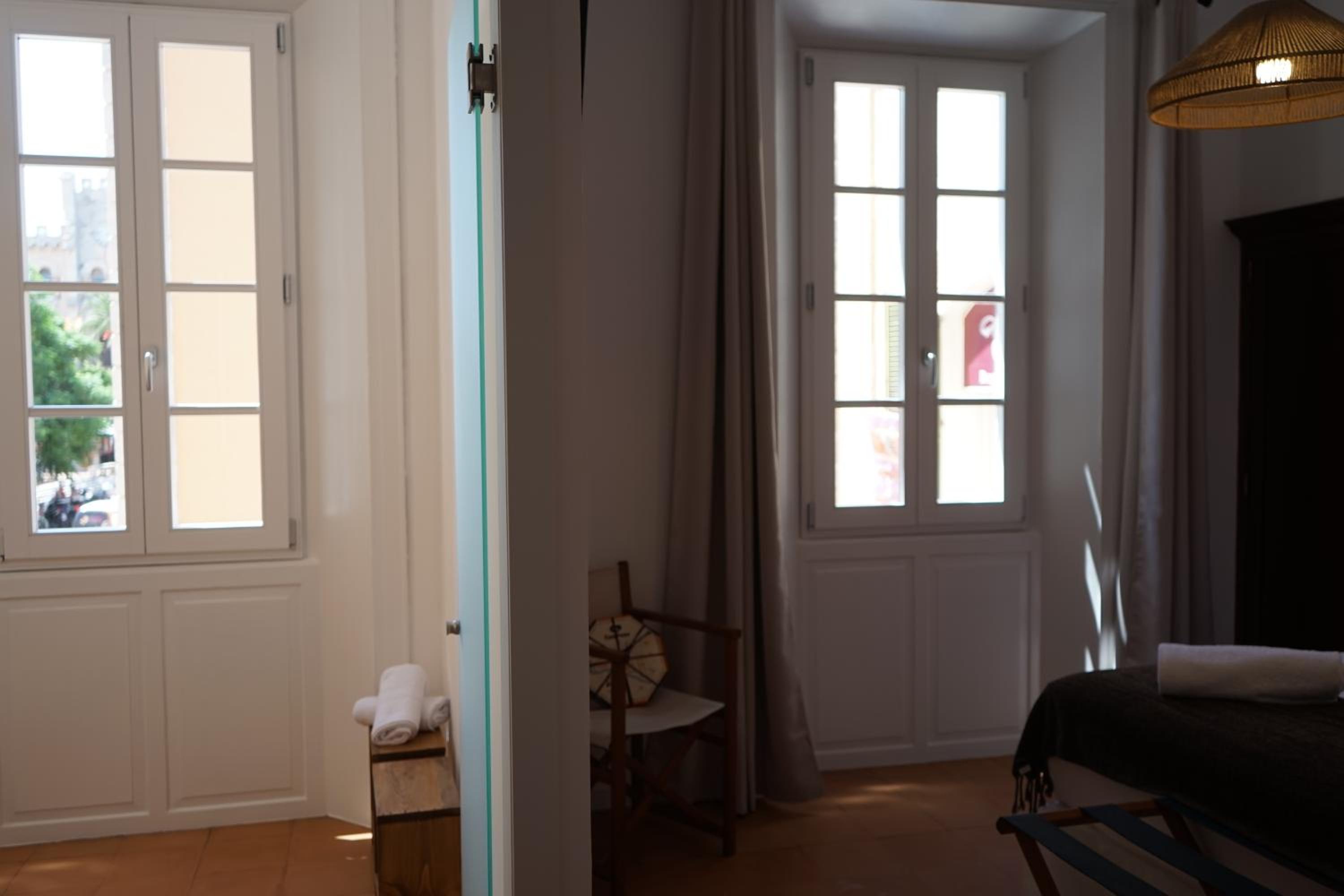 Deluxe Double Room - Photo 19