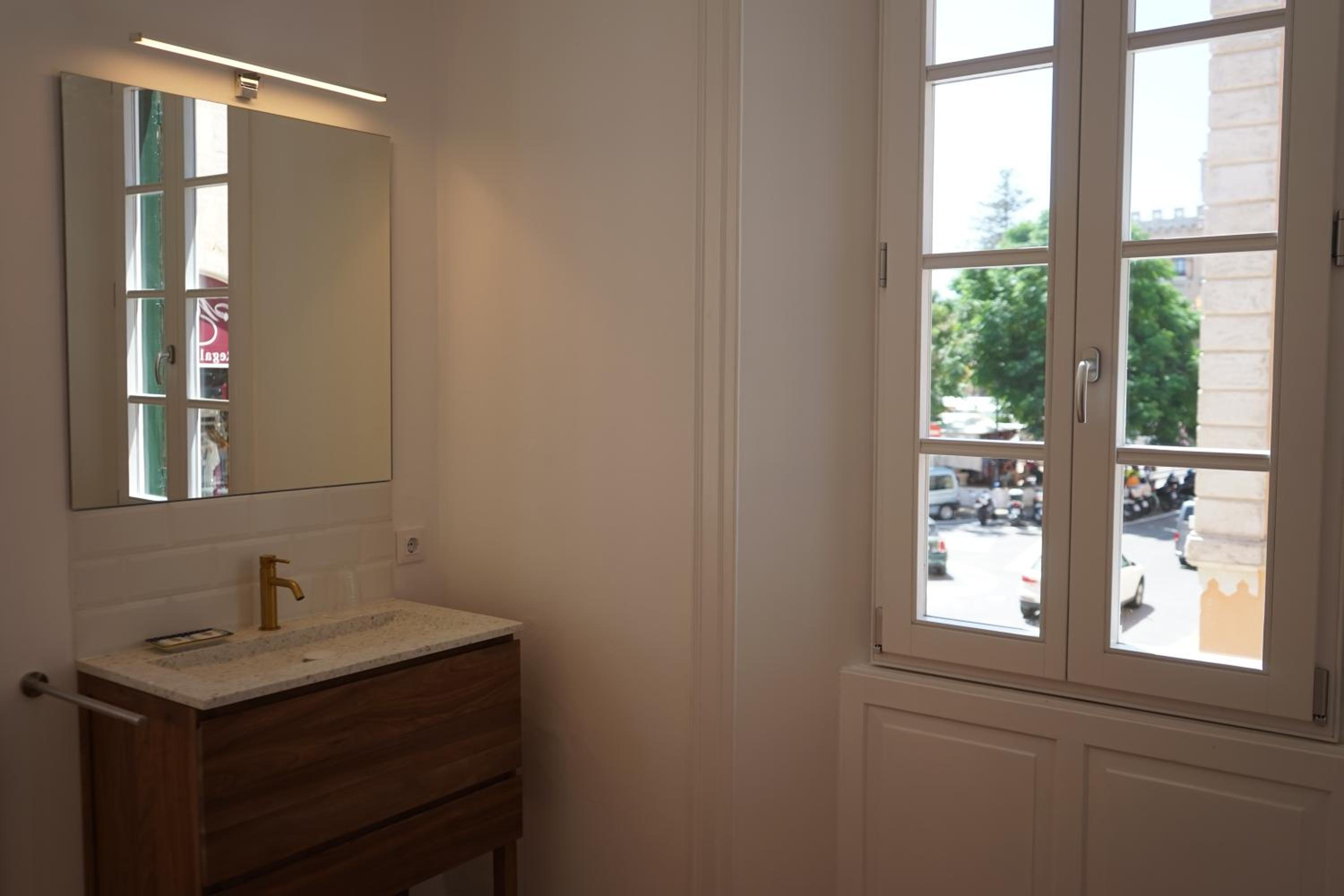 Deluxe Double Room - Photo 22