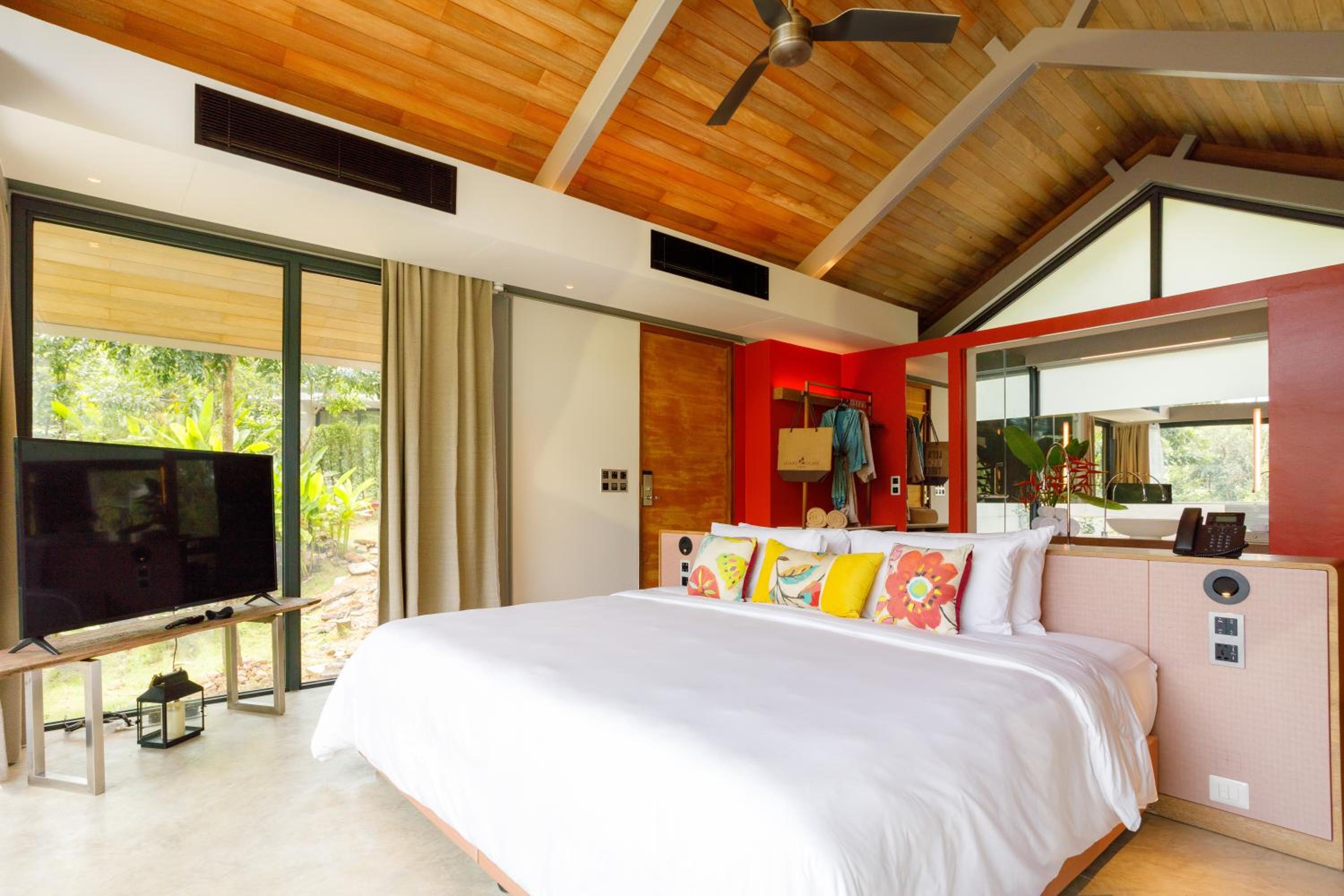 One-Bedroom Villa Lagoon View with Balcony, Schedule Boat Transfer - Photo 10
