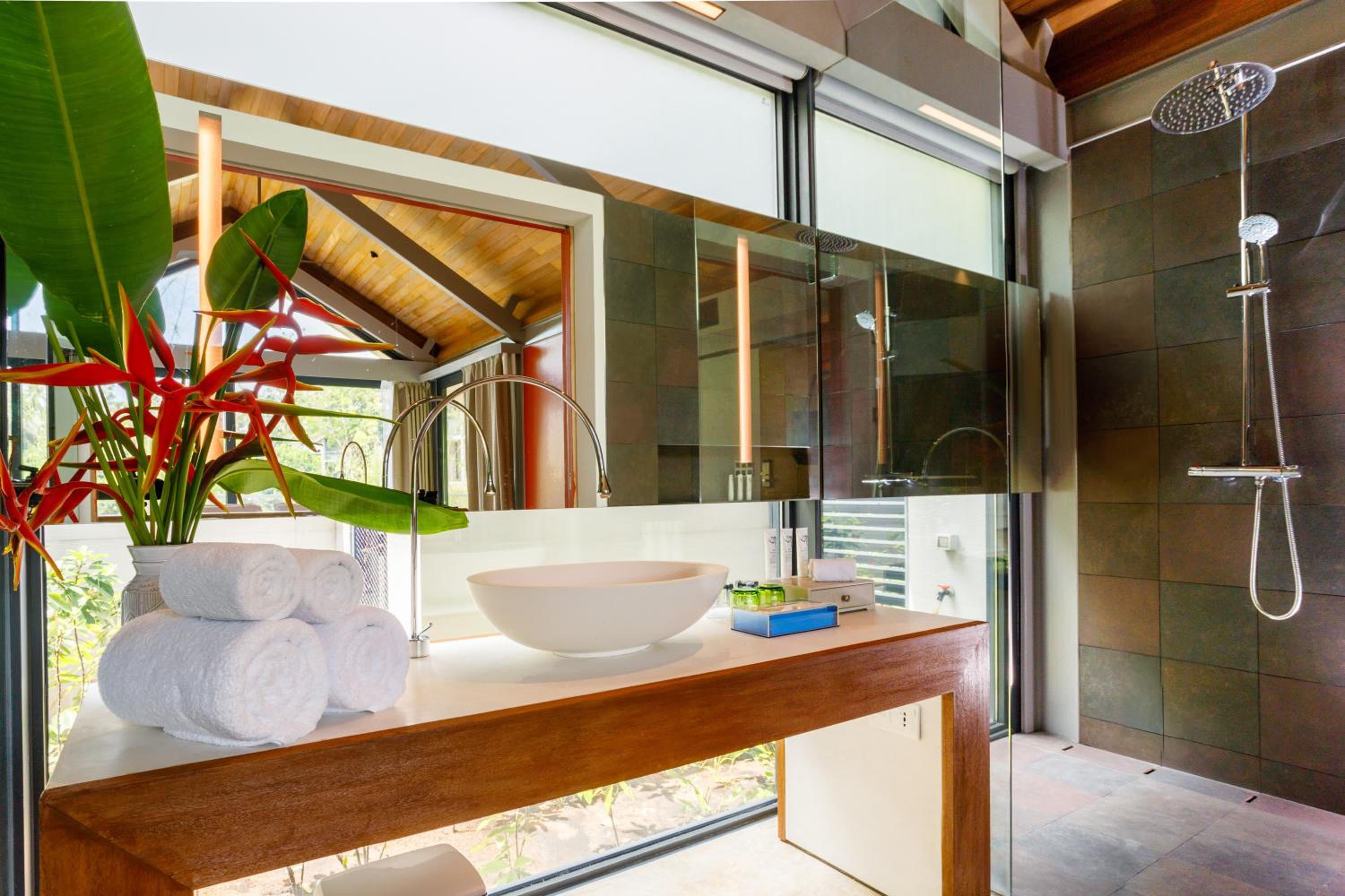 One-Bedroom Villa Garden Access with Schedule Boat Transfer - Photo 8